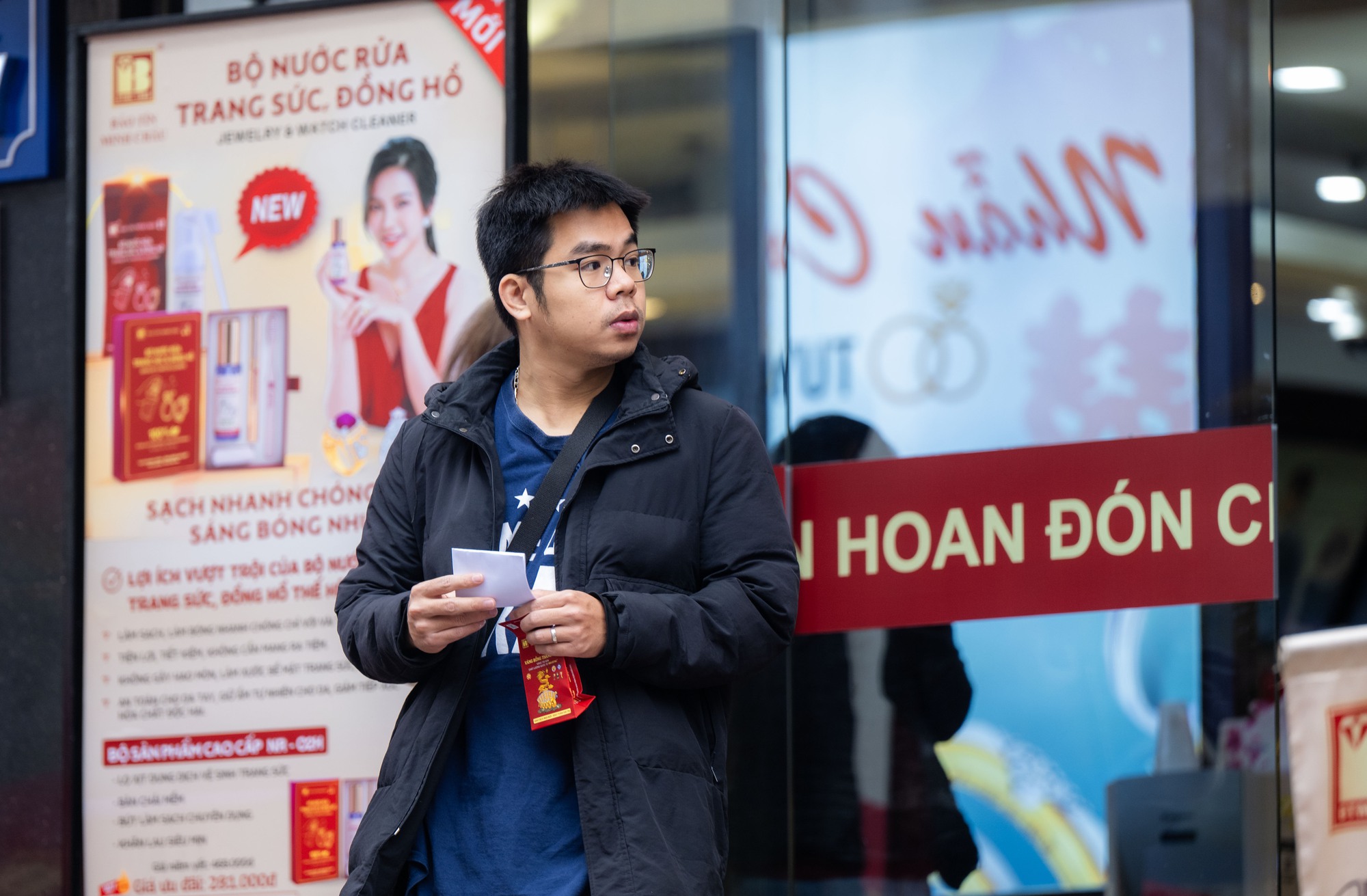 Cảnh lạ trên phố Cầu Giấy những ngày này: Người dân xếp hàng từ sáng sớm, cửa hàng giới hạn số lượng đón tiếp - Ảnh 11