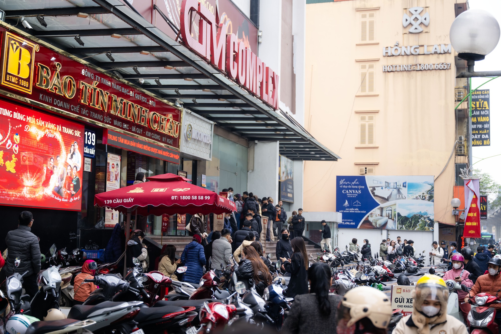 Cảnh lạ trên phố Cầu Giấy những ngày này: Người dân xếp hàng từ sáng sớm, cửa hàng giới hạn số lượng đón tiếp - Ảnh 10