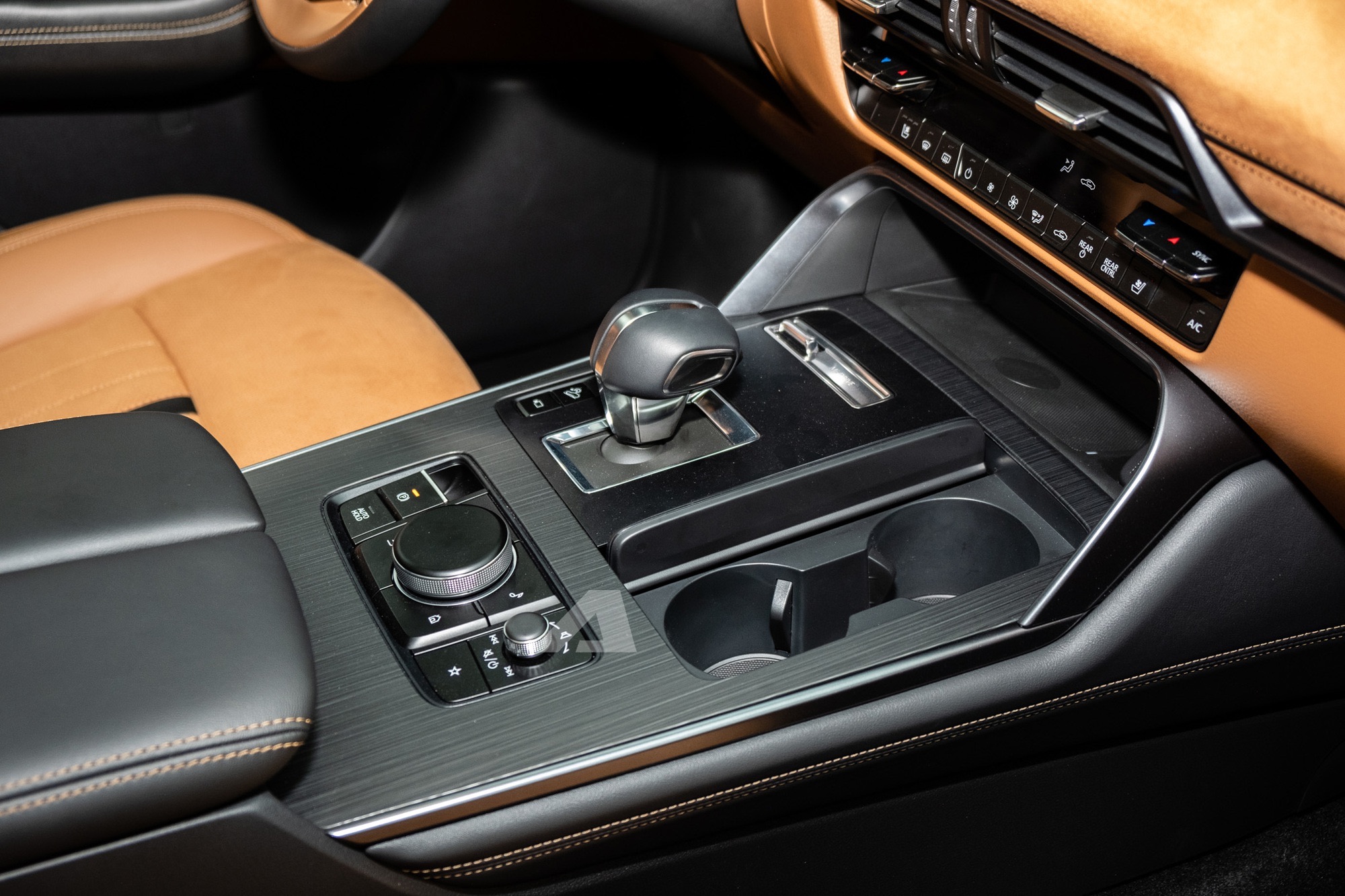 Mazda CX-90 chốt giá 2,479 tỷ đồng tại Việt Nam: Nội thất 'cận sang', động cơ hybrid cắm sạc 323 mã lực, AWD, cạnh tranh Teramont - Ảnh 9