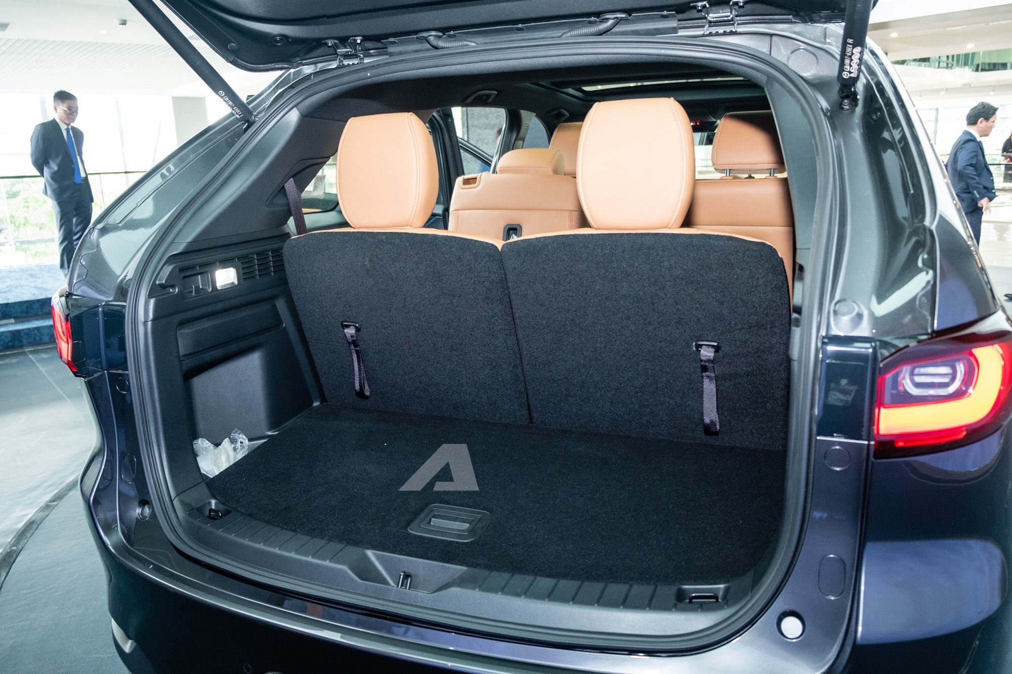 Mazda CX-90 chốt giá 2,479 tỷ đồng tại Việt Nam: Nội thất 'cận sang', động cơ hybrid cắm sạc 323 mã lực, AWD, cạnh tranh Teramont - Ảnh 8