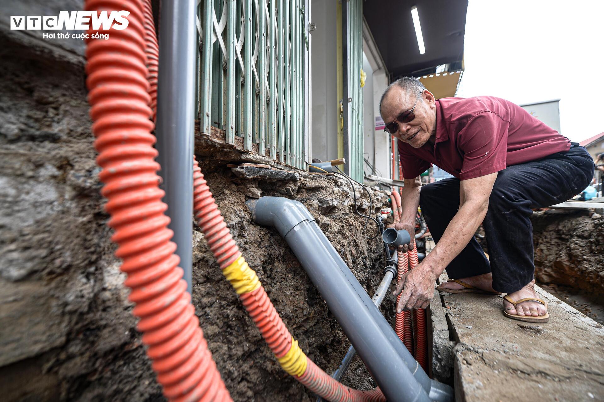 Dự án đường 400 tỷ ở Hà Nội thành 'kênh bùn', dân phải bắc cầu tạm vào nhà - Ảnh 15