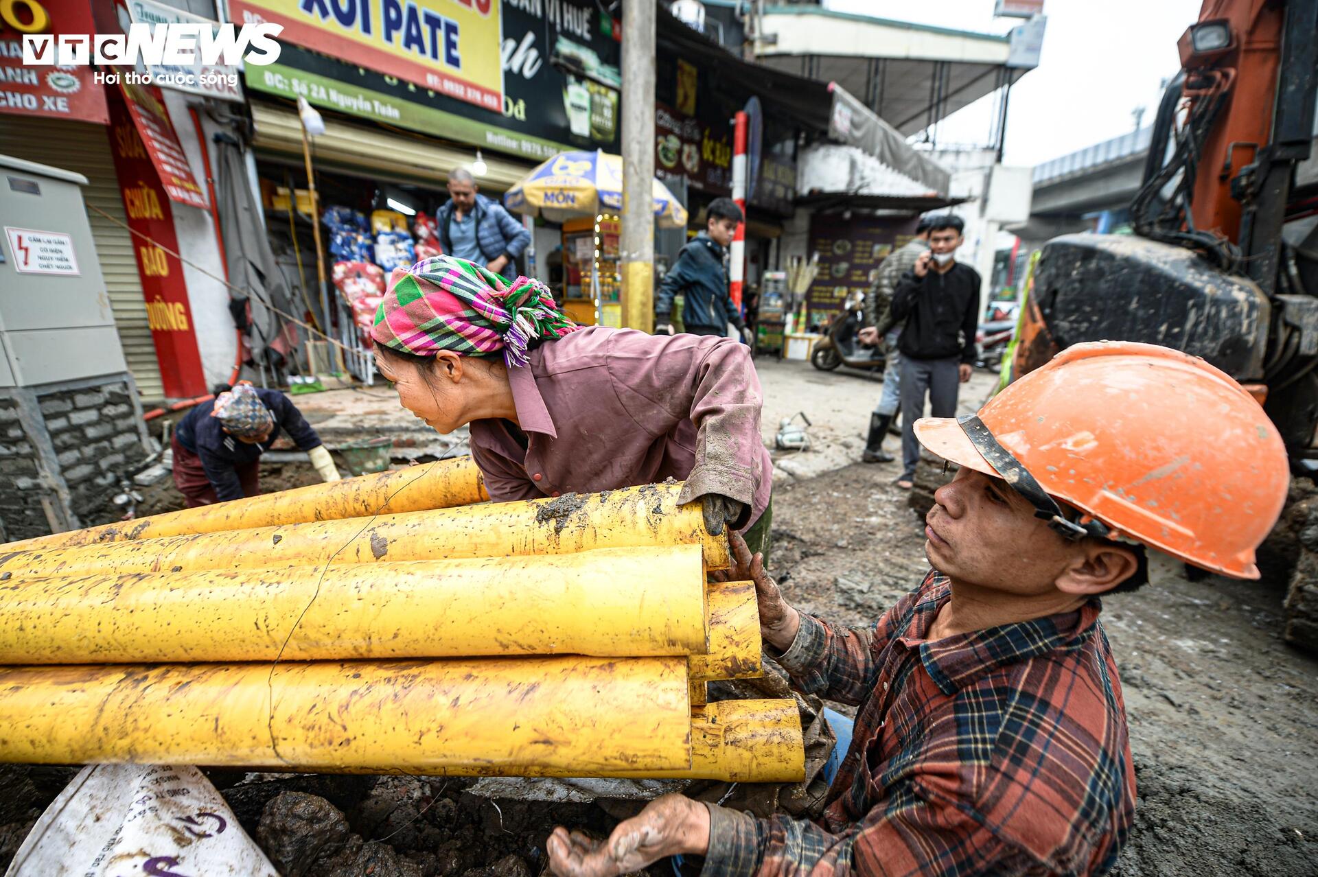 Dự án đường 400 tỷ ở Hà Nội thành 'kênh bùn', dân phải bắc cầu tạm vào nhà - Ảnh 6