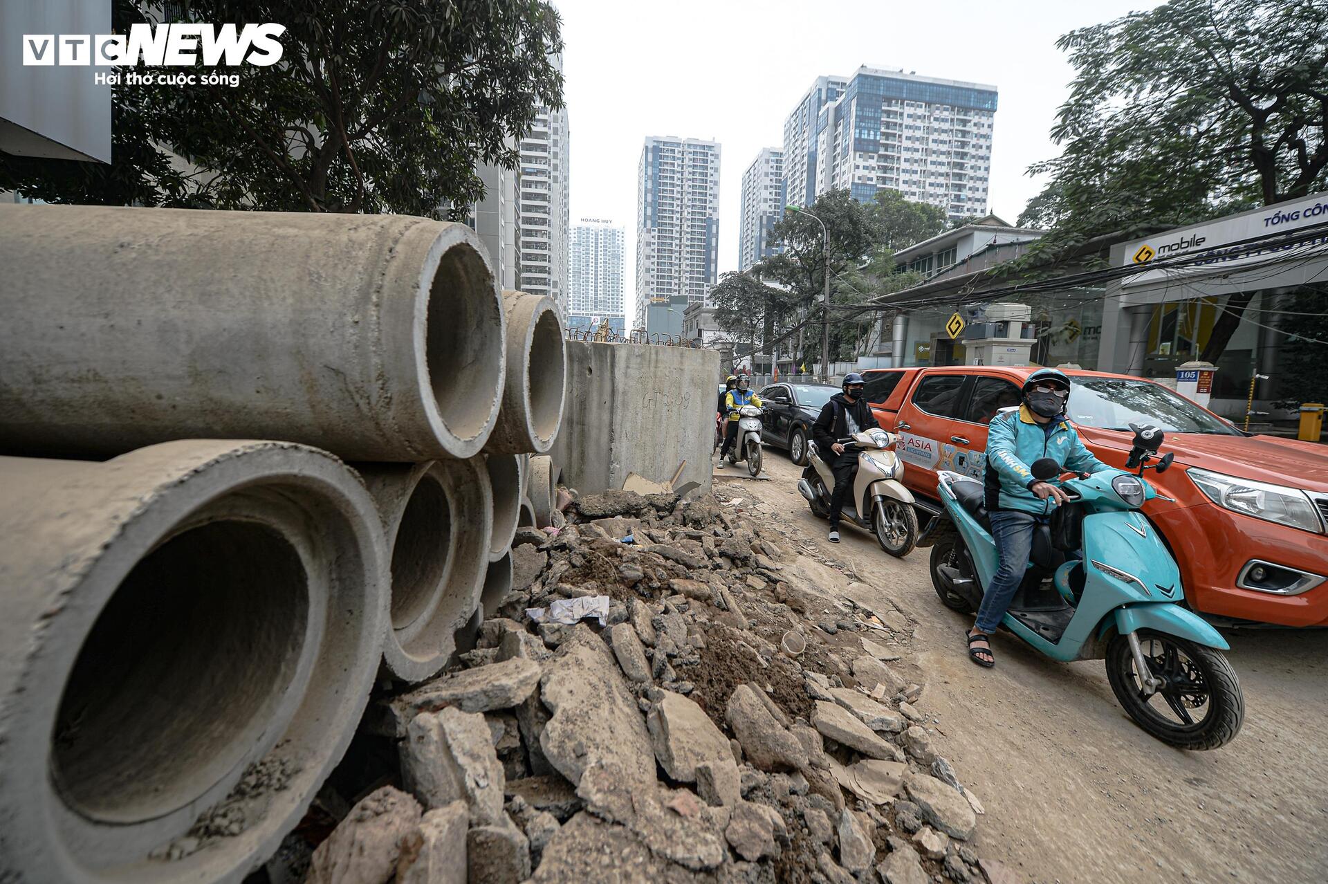Dự án đường 400 tỷ ở Hà Nội thành 'kênh bùn', dân phải bắc cầu tạm vào nhà - Ảnh 8