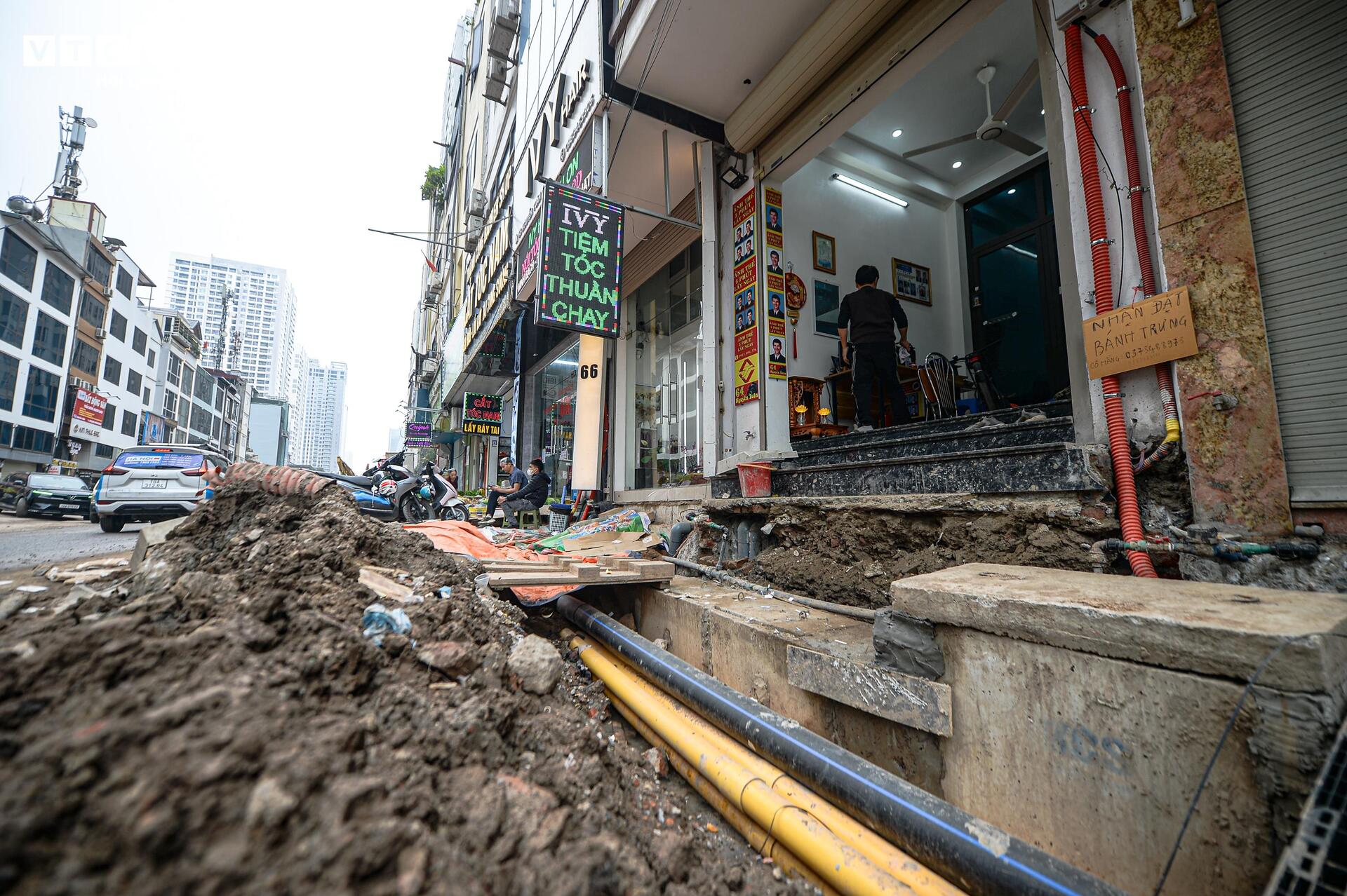 Dự án đường 400 tỷ ở Hà Nội thành 'kênh bùn', dân phải bắc cầu tạm vào nhà - Ảnh 9