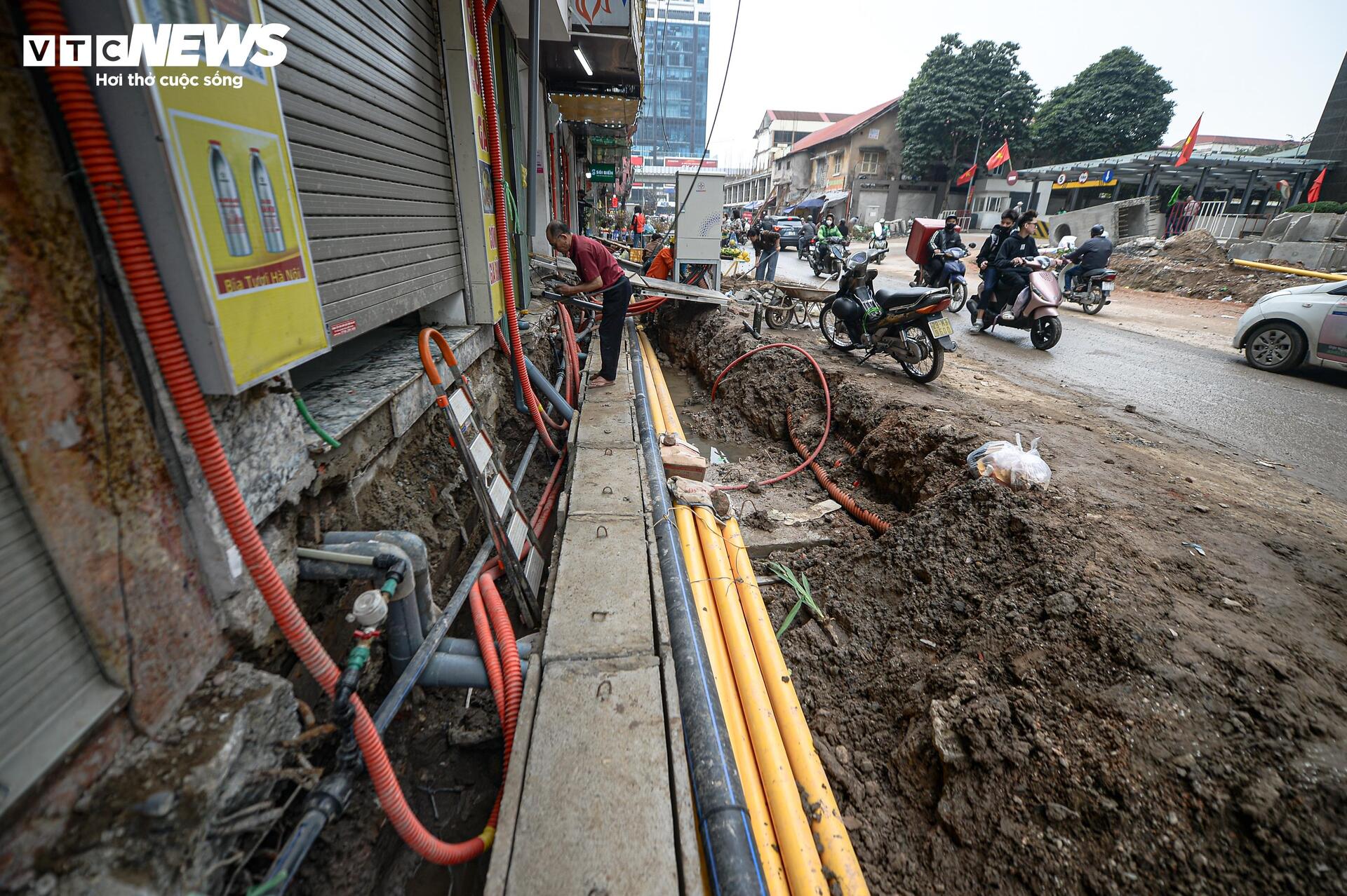 Dự án đường 400 tỷ ở Hà Nội thành 'kênh bùn', dân phải bắc cầu tạm vào nhà - Ảnh 10