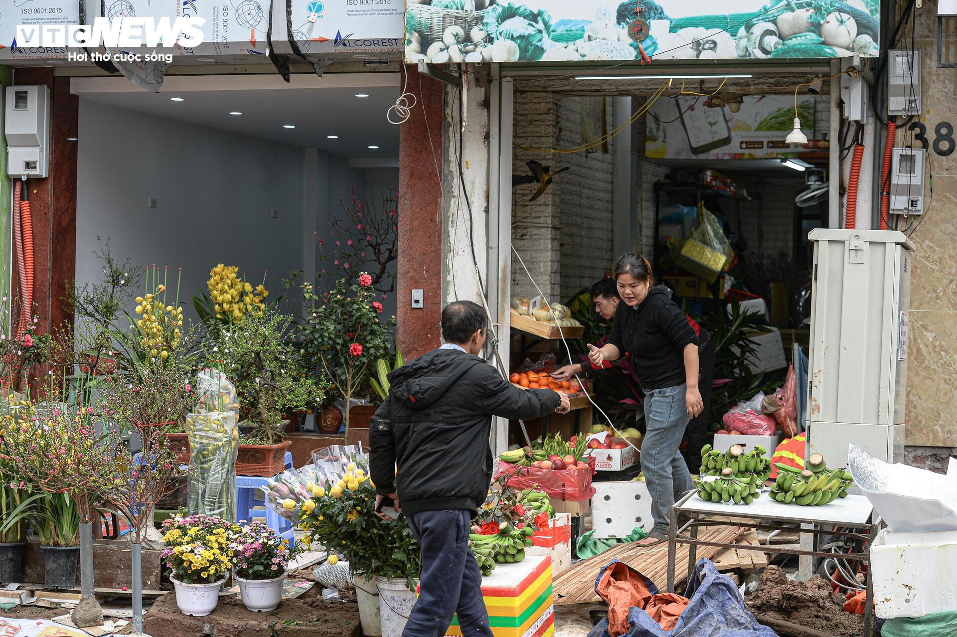 Dự án đường 400 tỷ ở Hà Nội thành 'kênh bùn', dân phải bắc cầu tạm vào nhà - Ảnh 14