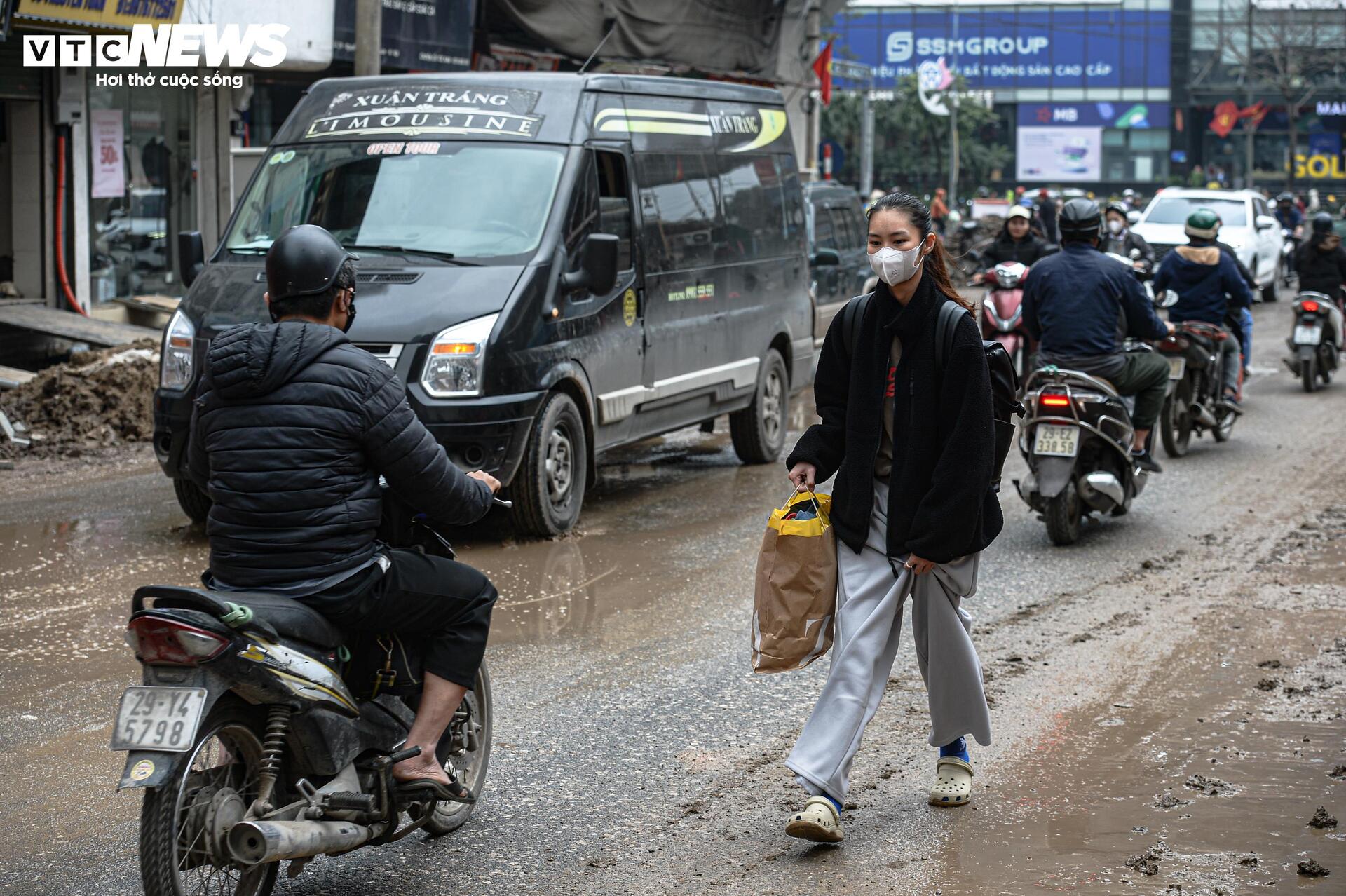 Dự án đường 400 tỷ ở Hà Nội thành 'kênh bùn', dân phải bắc cầu tạm vào nhà - Ảnh 20