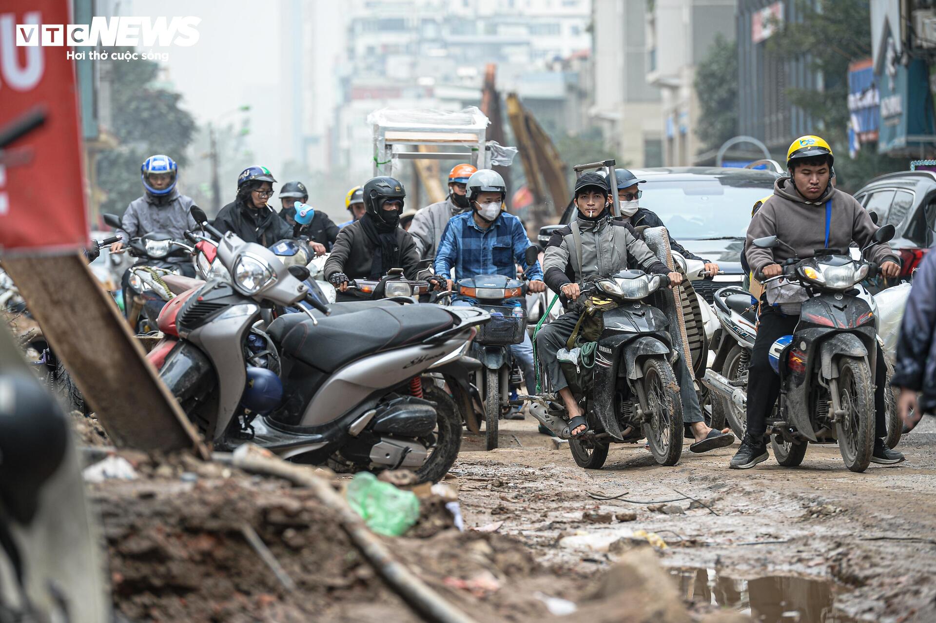 Dự án đường 400 tỷ ở Hà Nội thành 'kênh bùn', dân phải bắc cầu tạm vào nhà - Ảnh 2