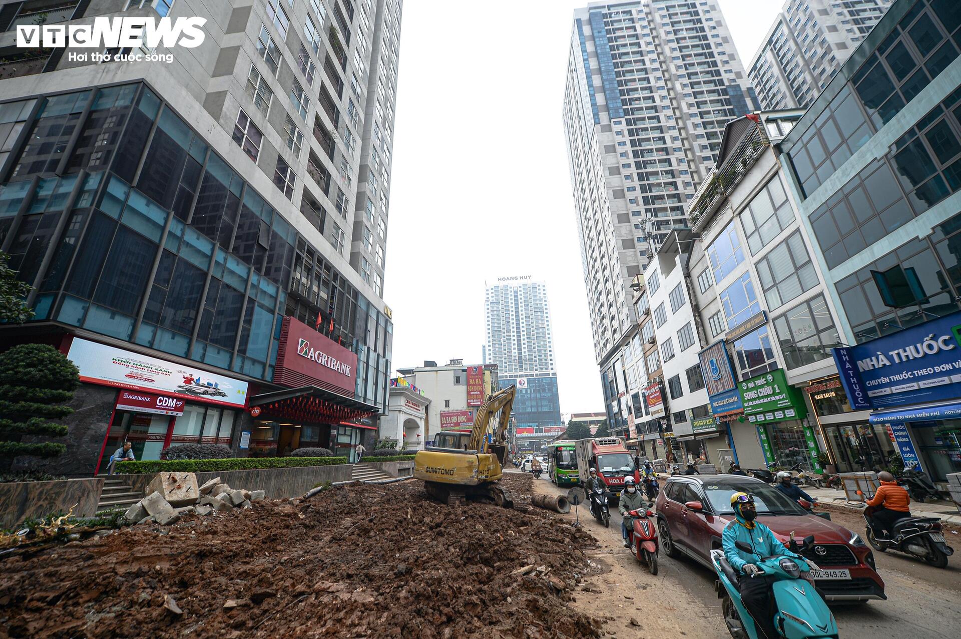 Dự án đường 400 tỷ ở Hà Nội thành 'kênh bùn', dân phải bắc cầu tạm vào nhà - Ảnh 7