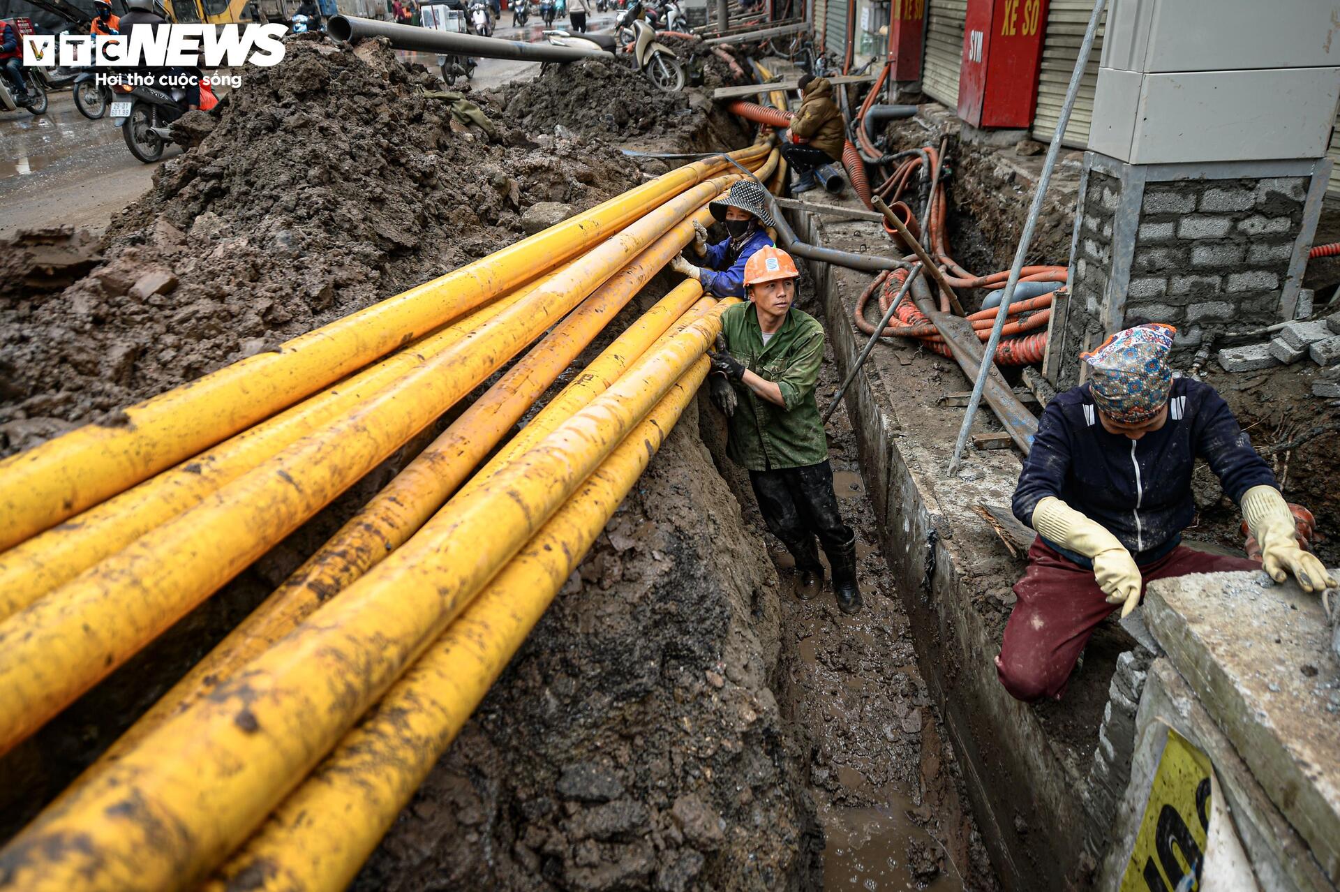 Dự án đường 400 tỷ ở Hà Nội thành 'kênh bùn', dân phải bắc cầu tạm vào nhà - Ảnh 5