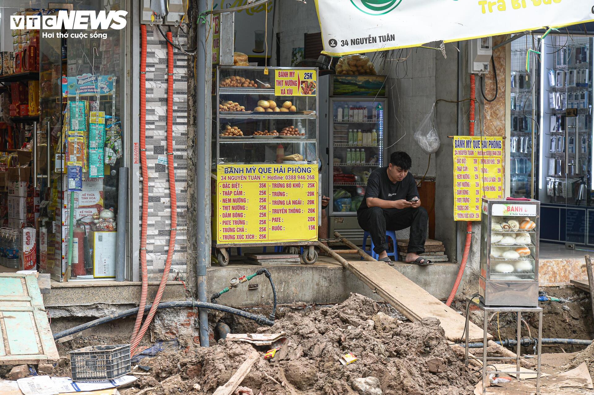 Dự án đường 400 tỷ ở Hà Nội thành 'kênh bùn', dân phải bắc cầu tạm vào nhà - Ảnh 18