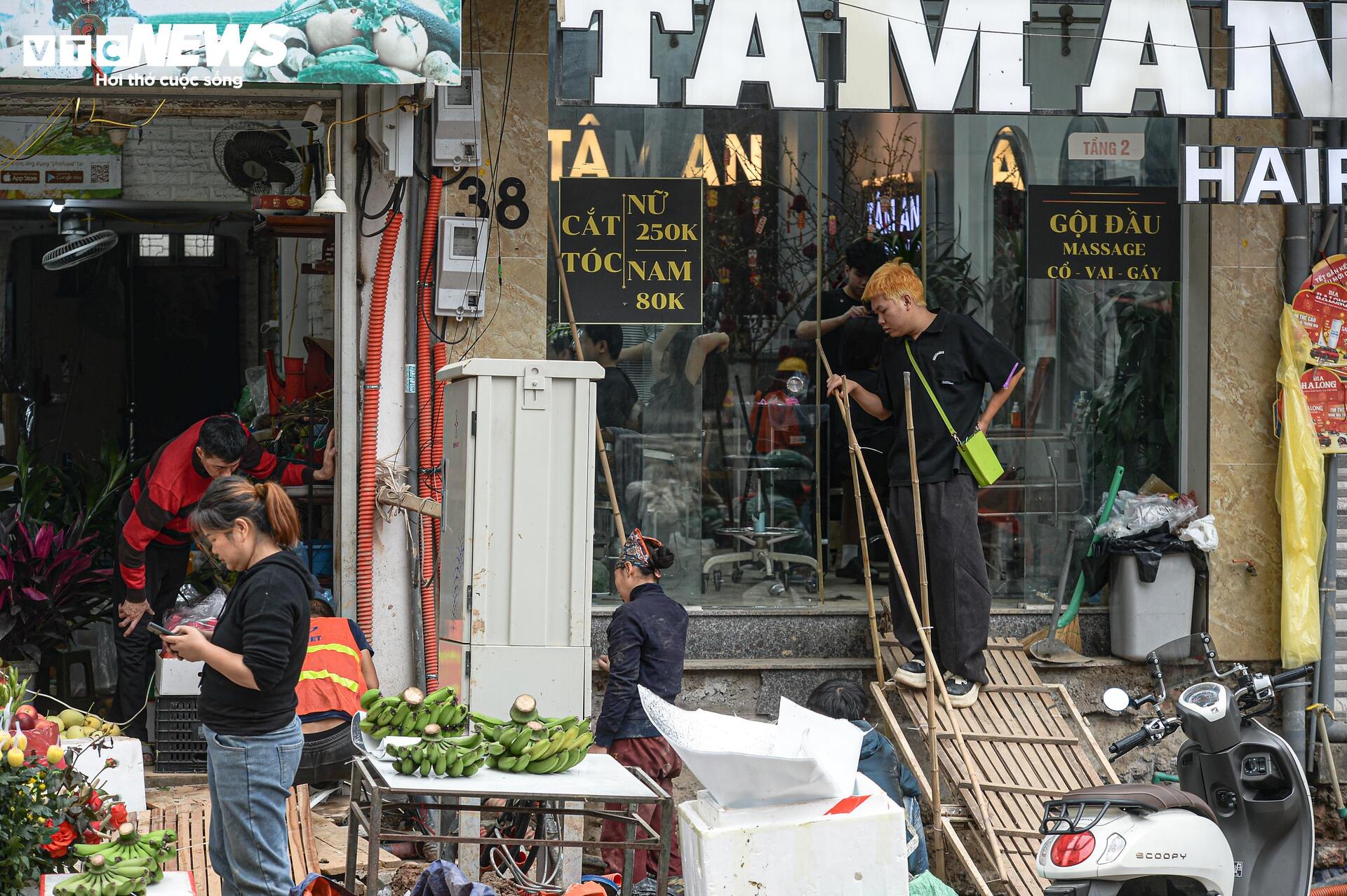 Dự án đường 400 tỷ ở Hà Nội thành 'kênh bùn', dân phải bắc cầu tạm vào nhà - Ảnh 12