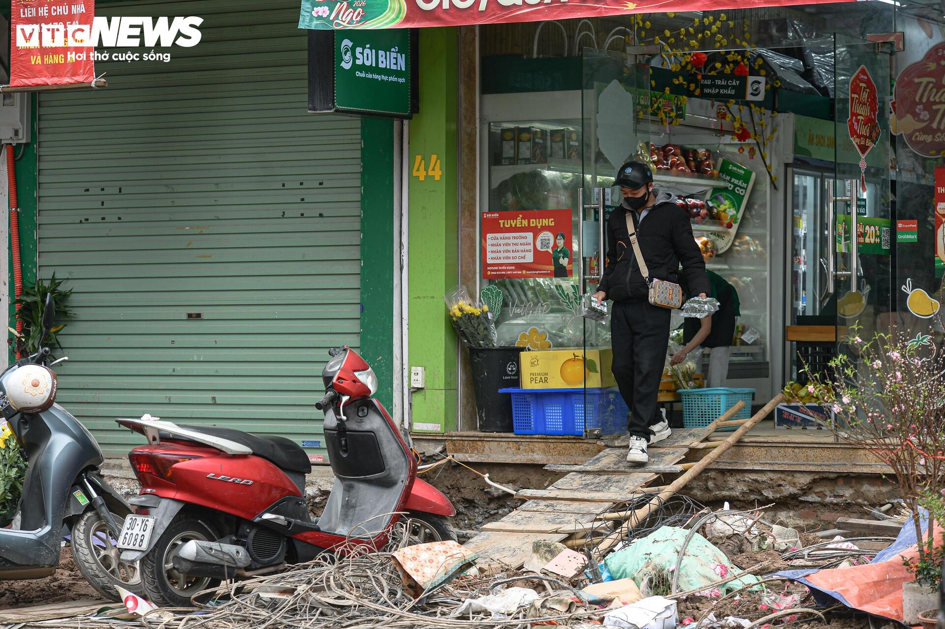 Dự án đường 400 tỷ ở Hà Nội thành 'kênh bùn', dân phải bắc cầu tạm vào nhà - Ảnh 13
