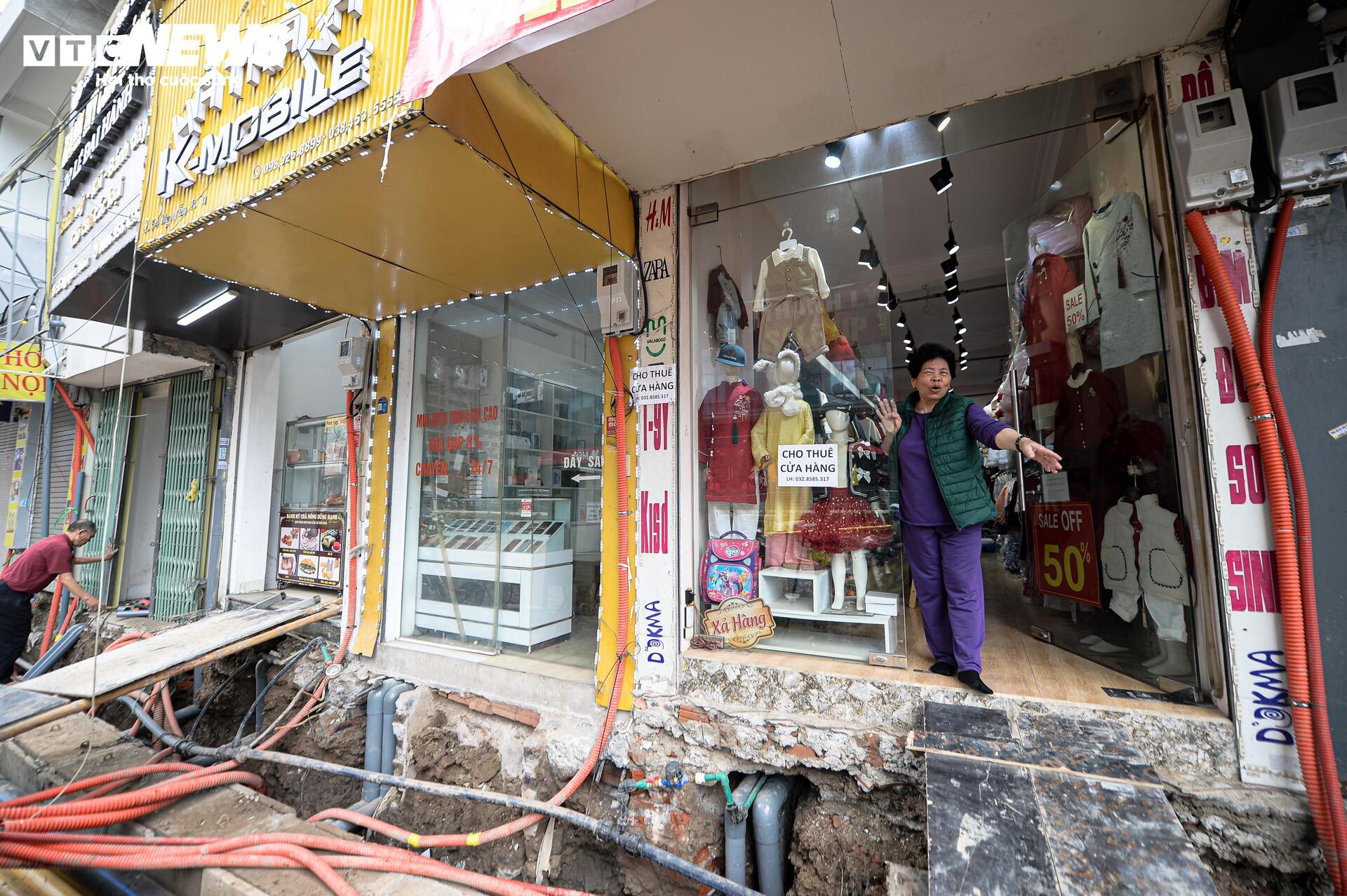 Dự án đường 400 tỷ ở Hà Nội thành 'kênh bùn', dân phải bắc cầu tạm vào nhà - Ảnh 19