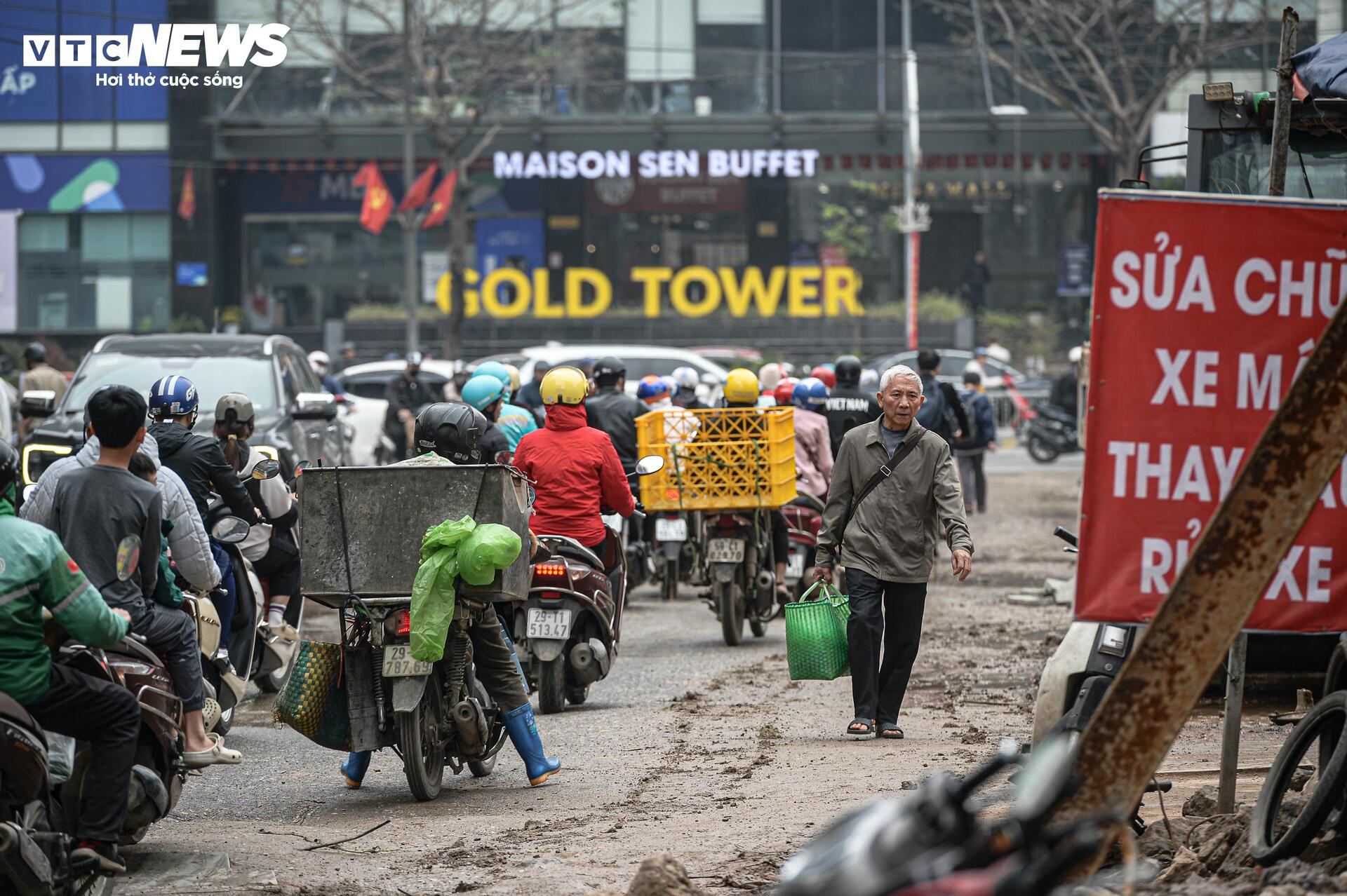 Dự án đường 400 tỷ ở Hà Nội thành 'kênh bùn', dân phải bắc cầu tạm vào nhà - Ảnh 3
