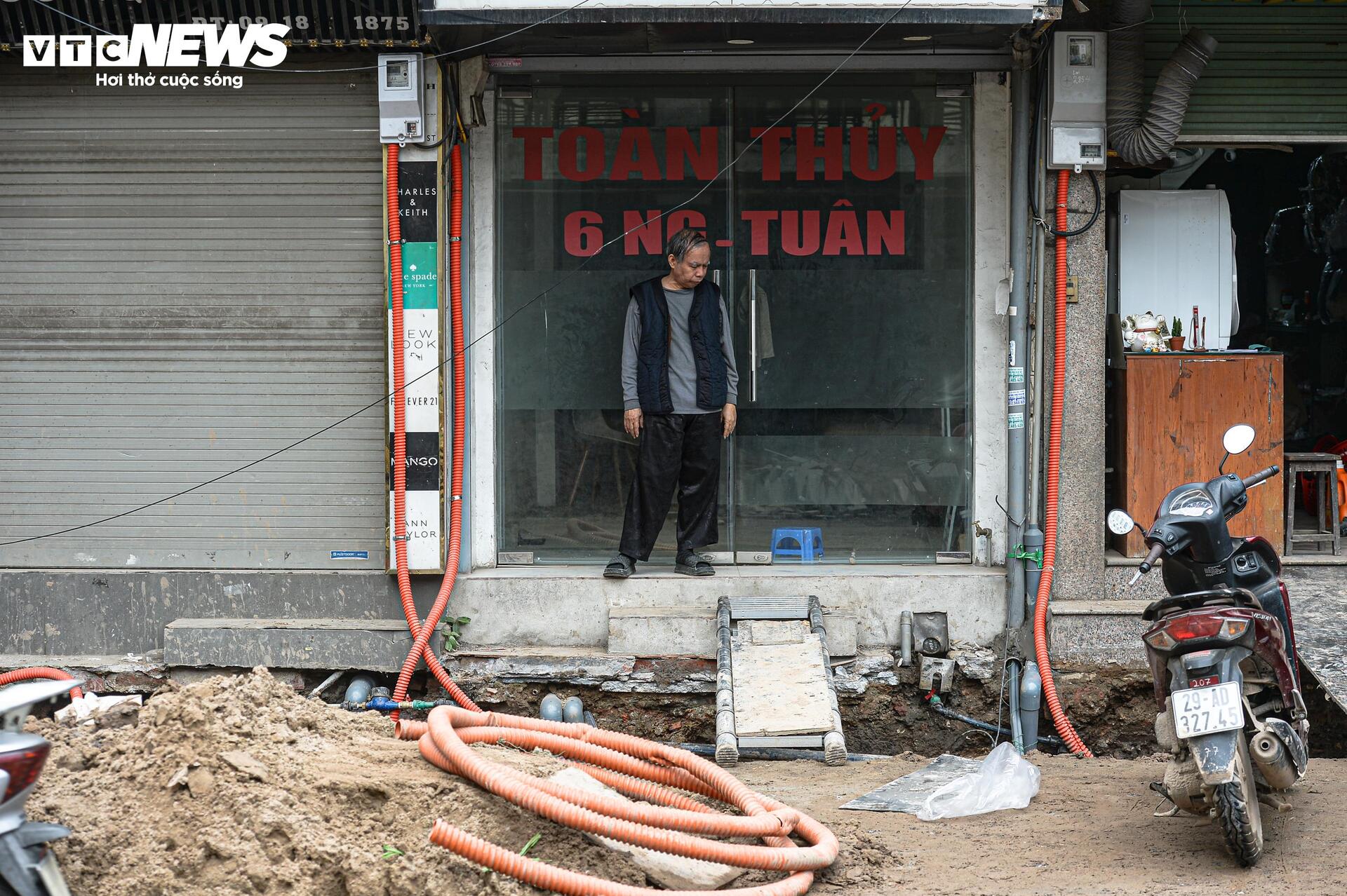 Dự án đường 400 tỷ ở Hà Nội thành 'kênh bùn', dân phải bắc cầu tạm vào nhà - Ảnh 23