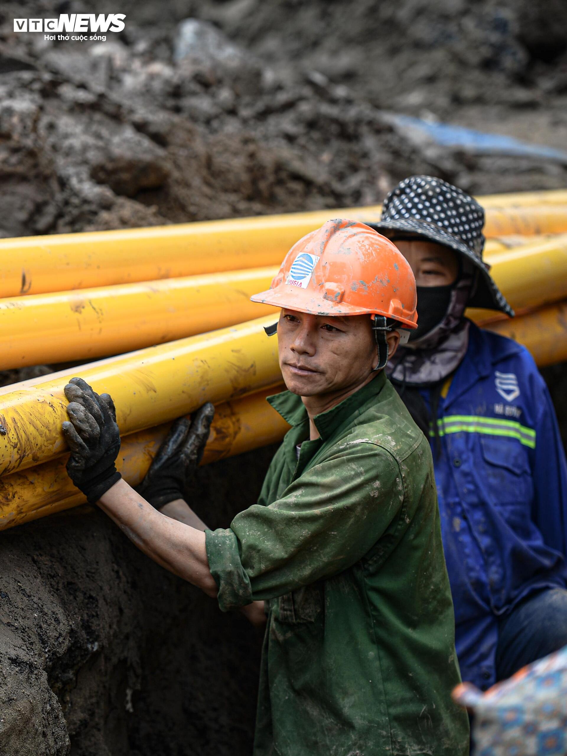 Dự án đường 400 tỷ ở Hà Nội thành 'kênh bùn', dân phải bắc cầu tạm vào nhà - Ảnh 4