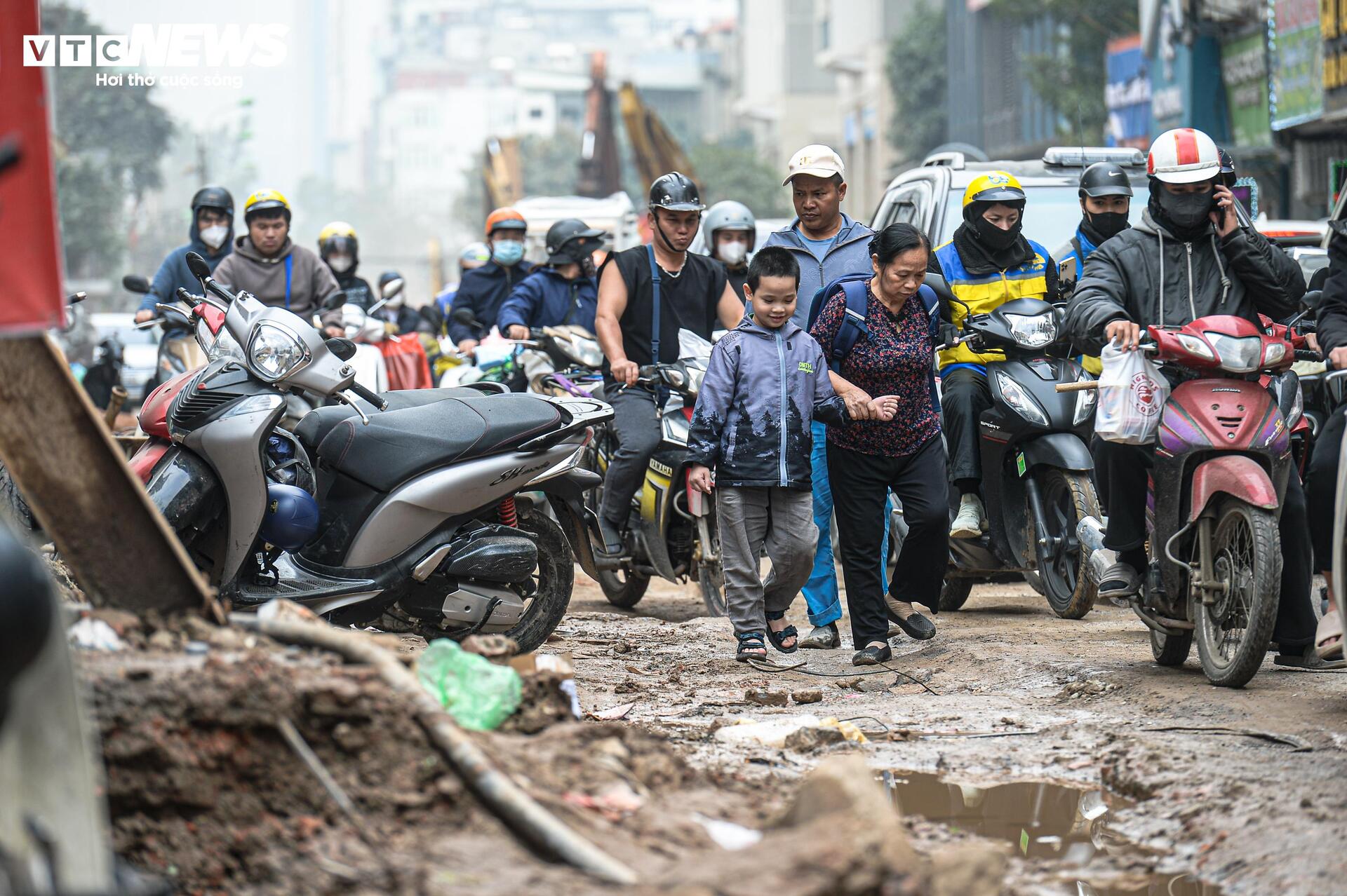 Dự án đường 400 tỷ ở Hà Nội thành 'kênh bùn', dân phải bắc cầu tạm vào nhà - Ảnh 16