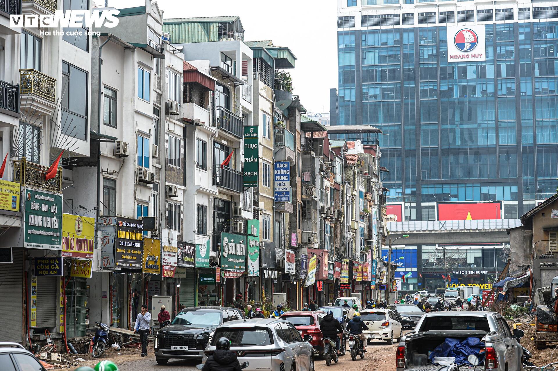 Dự án đường 400 tỷ ở Hà Nội thành 'kênh bùn', dân phải bắc cầu tạm vào nhà - Ảnh 1