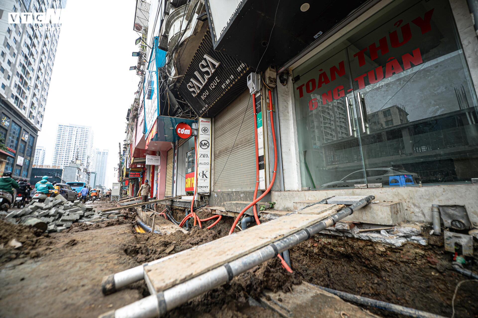 Dự án đường 400 tỷ ở Hà Nội thành 'kênh bùn', dân phải bắc cầu tạm vào nhà - Ảnh 11