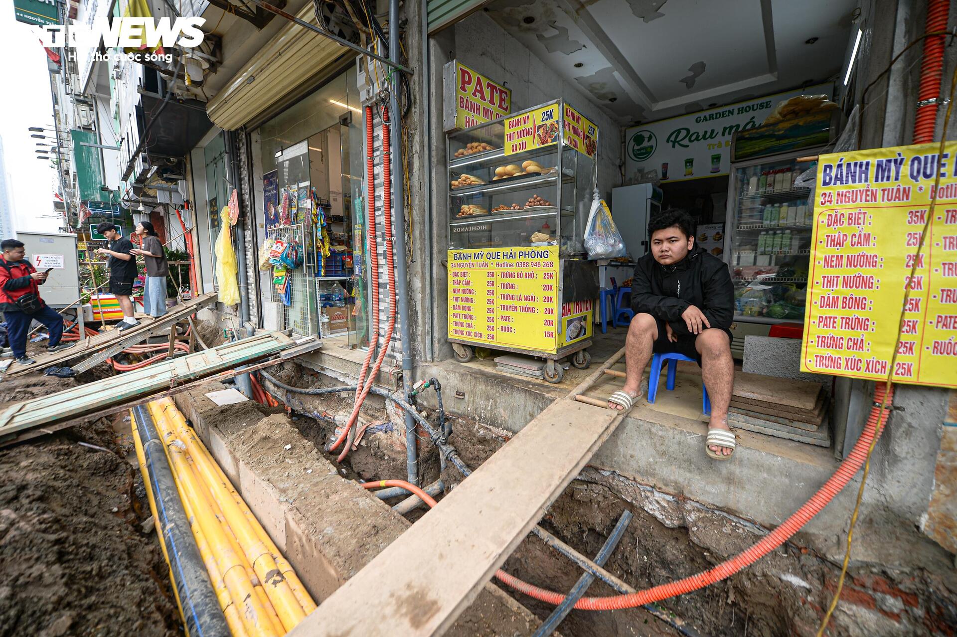 Dự án đường 400 tỷ ở Hà Nội thành 'kênh bùn', dân phải bắc cầu tạm vào nhà - Ảnh 17