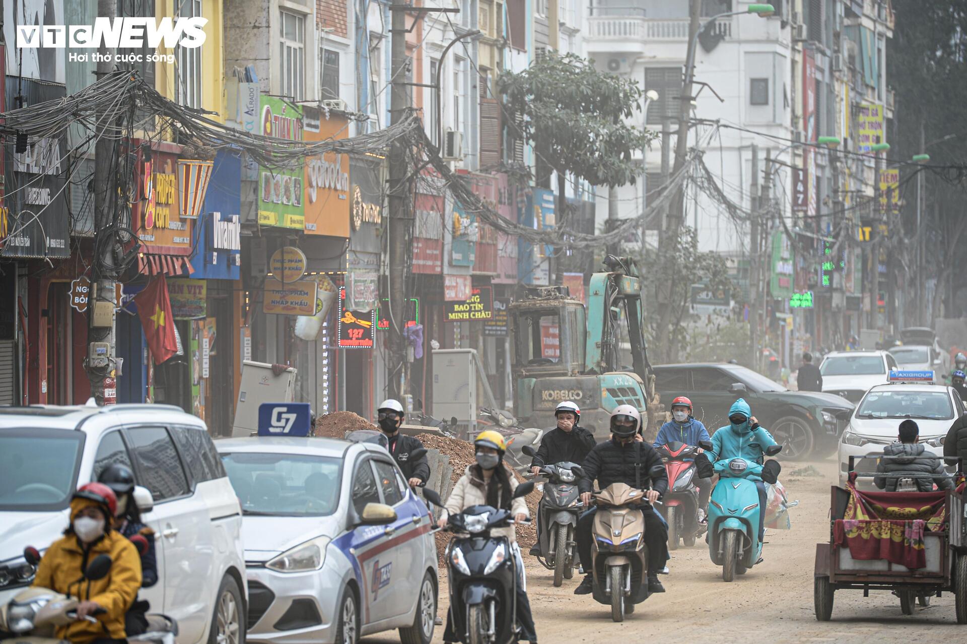 Dự án đường 400 tỷ ở Hà Nội thành 'kênh bùn', dân phải bắc cầu tạm vào nhà - Ảnh 21