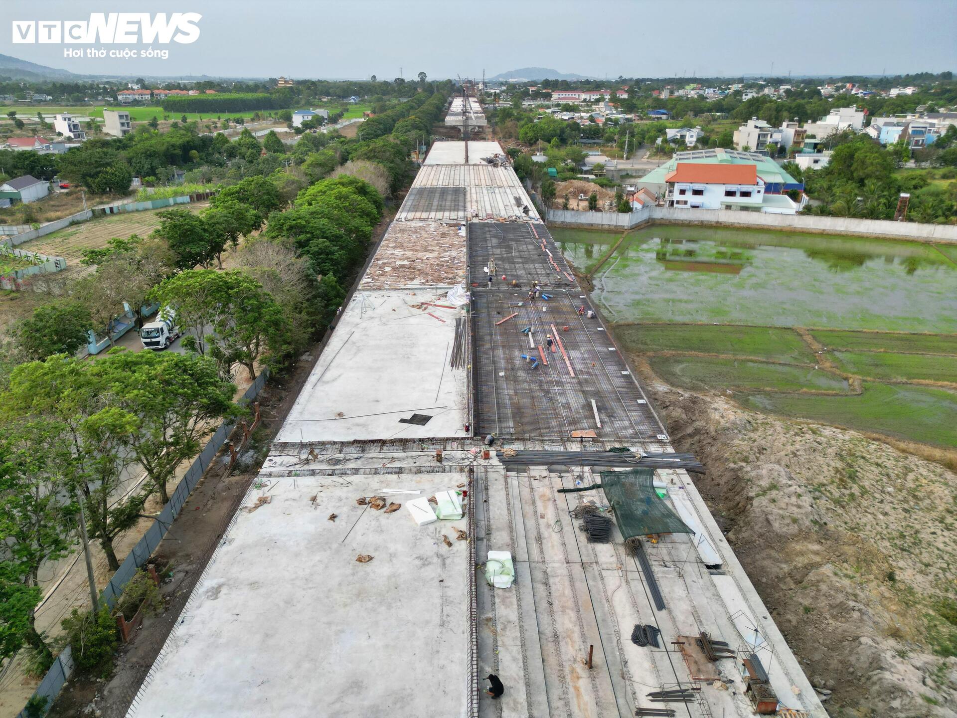 Diện mạo tuyến đường 13.900 tỷ đồng nối cao tốc ở TP.HCM sau 1 năm thi công - Ảnh 4