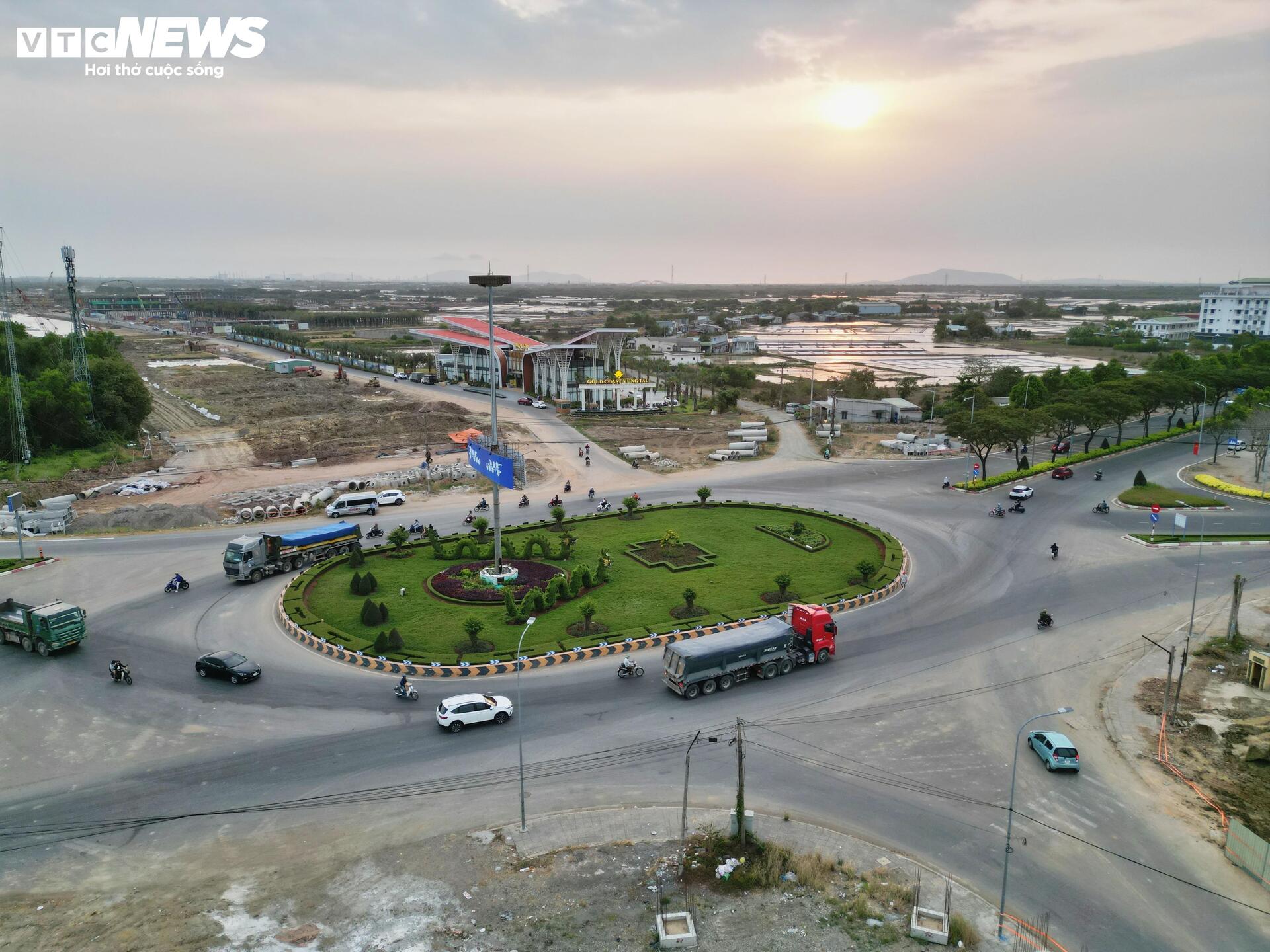 Diện mạo tuyến đường 13.900 tỷ đồng nối cao tốc ở TP.HCM sau 1 năm thi công - Ảnh 2