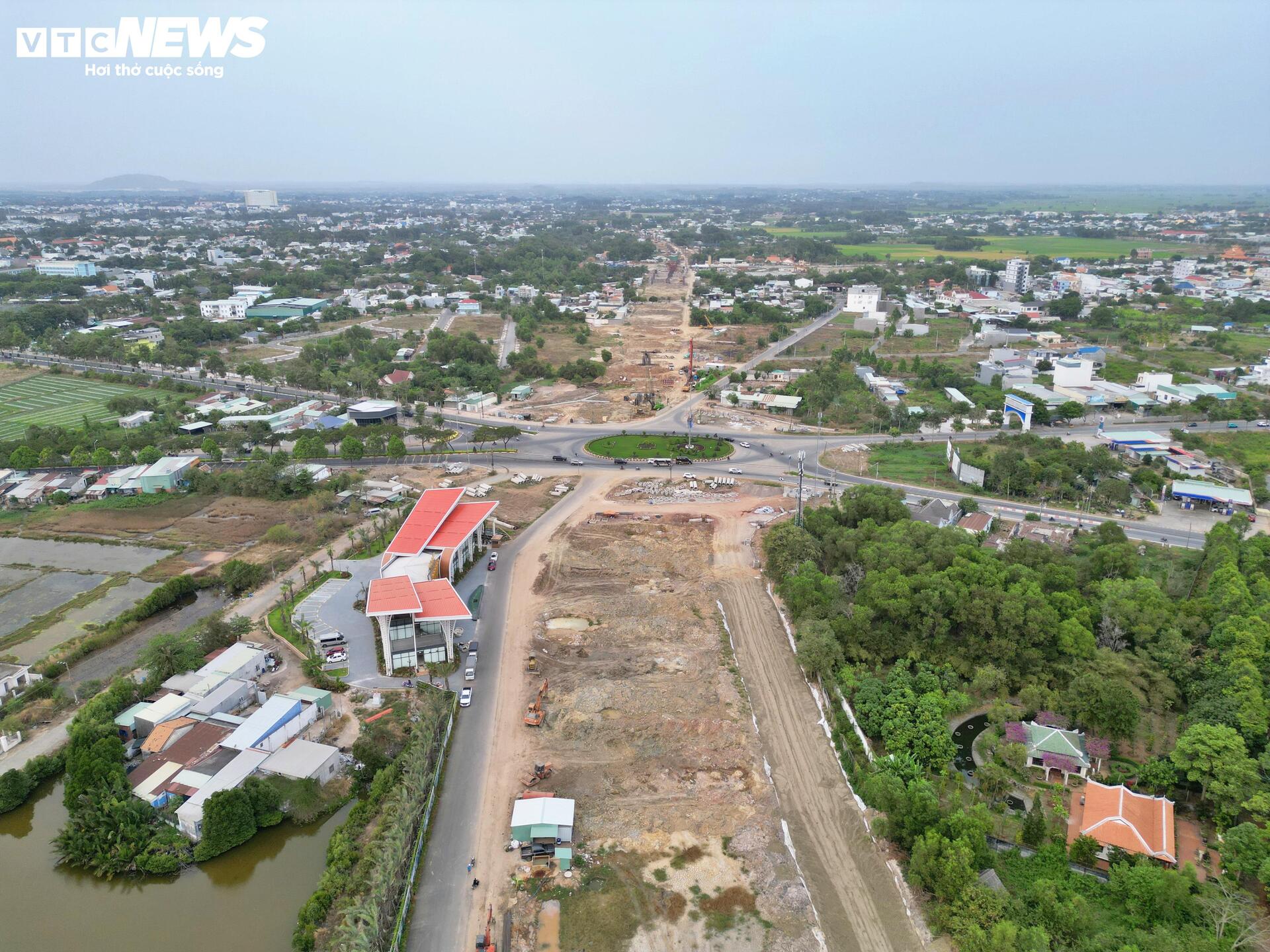 Diện mạo tuyến đường 13.900 tỷ đồng nối cao tốc ở TP.HCM sau 1 năm thi công - Ảnh 9