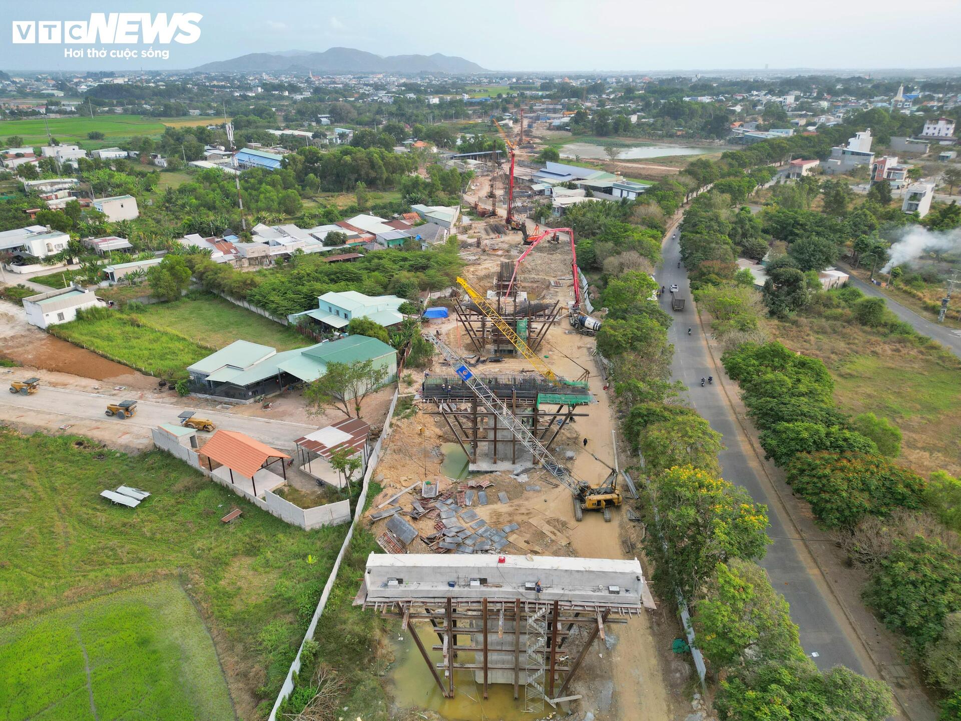 Diện mạo tuyến đường 13.900 tỷ đồng nối cao tốc ở TP.HCM sau 1 năm thi công - Ảnh 3