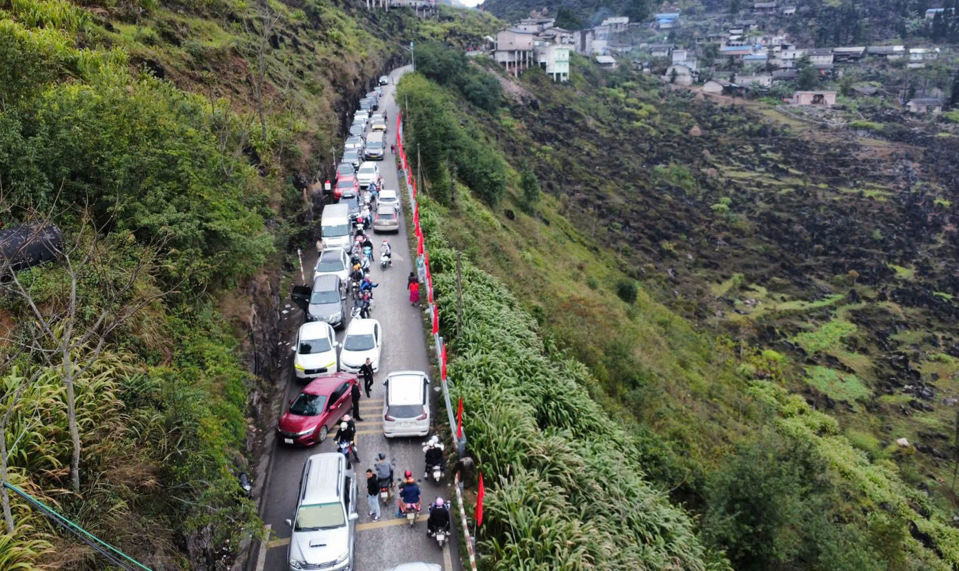 'Thất thủ' đường lên Tây Bắc du xuân - Ảnh 7