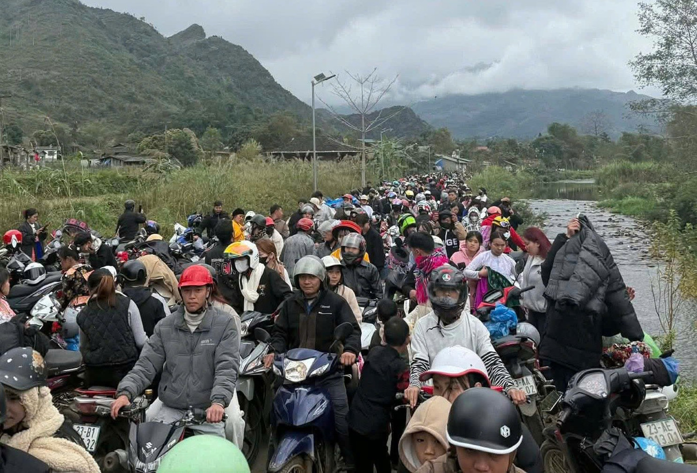 'Thất thủ' đường lên Tây Bắc du xuân - Ảnh 1