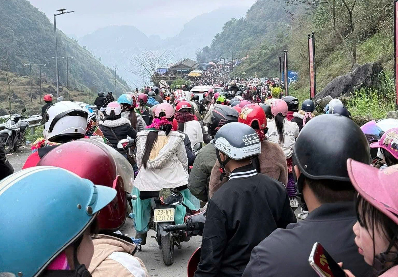 'Thất thủ' đường lên Tây Bắc du xuân - Ảnh 6