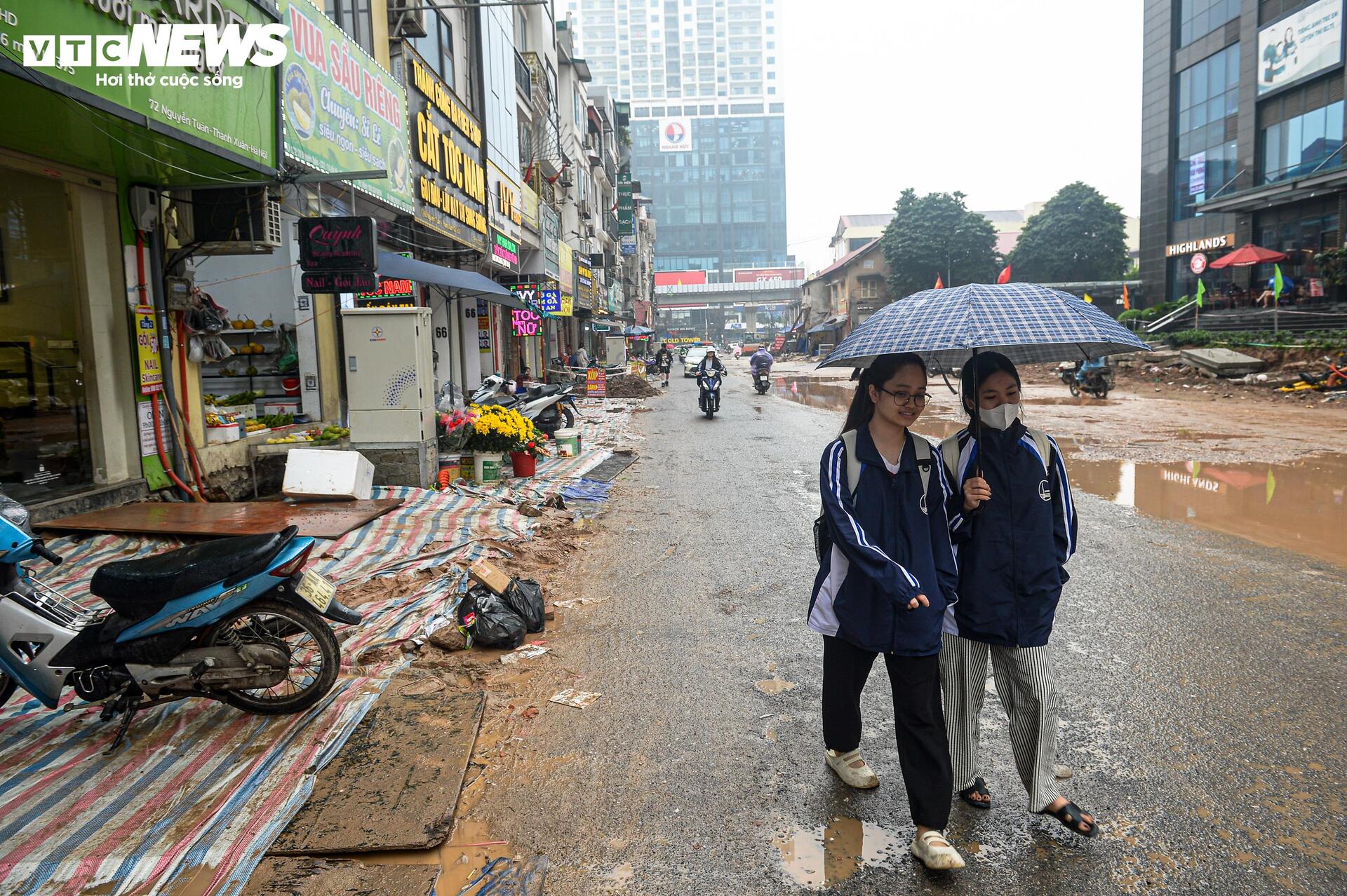 Dự án đường 400 tỷ ở Hà Nội ngổn ngang sau Tết, dân lội bùn, bắc ván vào nhà - Ảnh 8