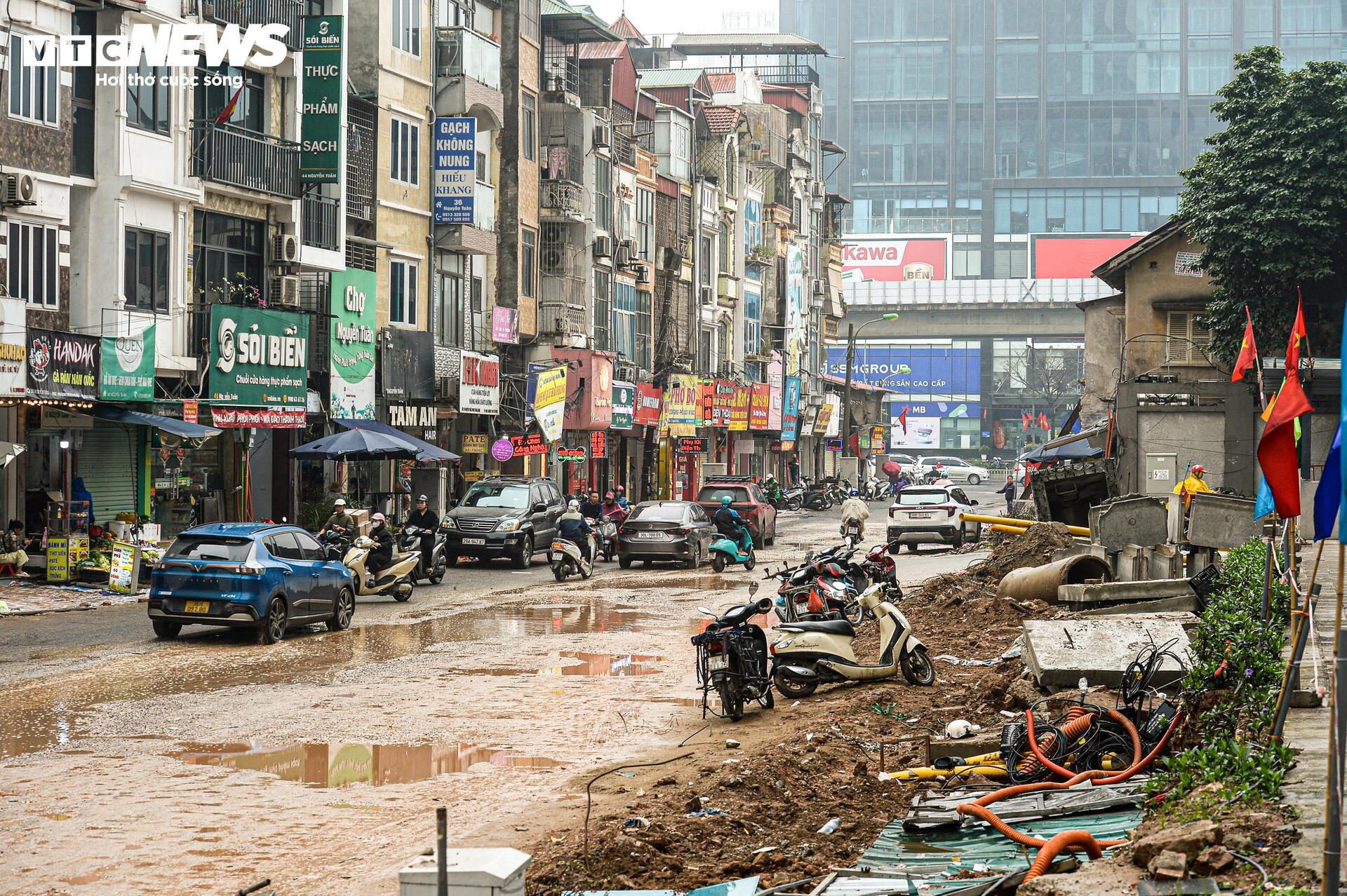 Dự án đường 400 tỷ ở Hà Nội ngổn ngang sau Tết, dân lội bùn, bắc ván vào nhà - Ảnh 1