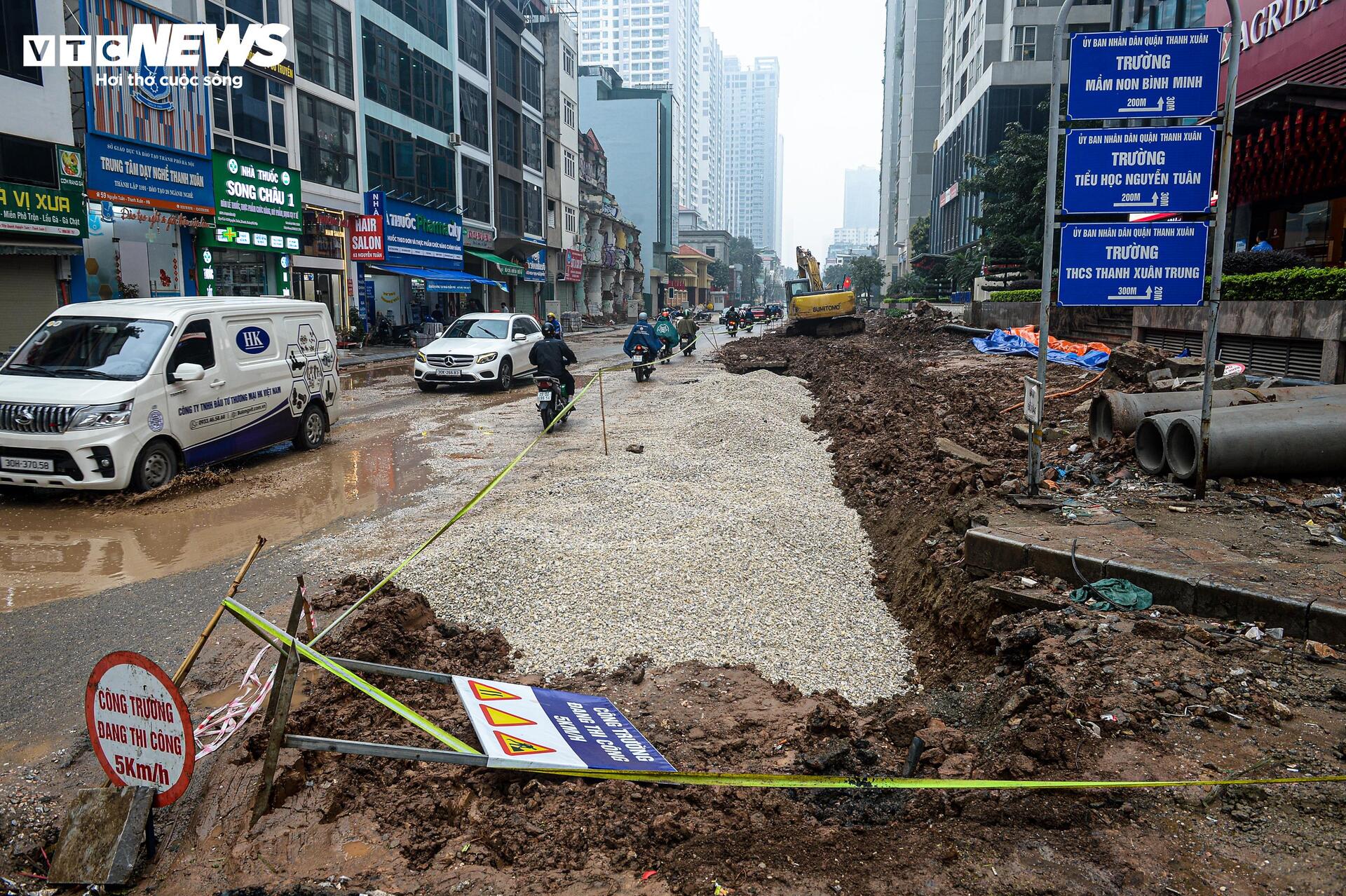 Dự án đường 400 tỷ ở Hà Nội ngổn ngang sau Tết, dân lội bùn, bắc ván vào nhà - Ảnh 9