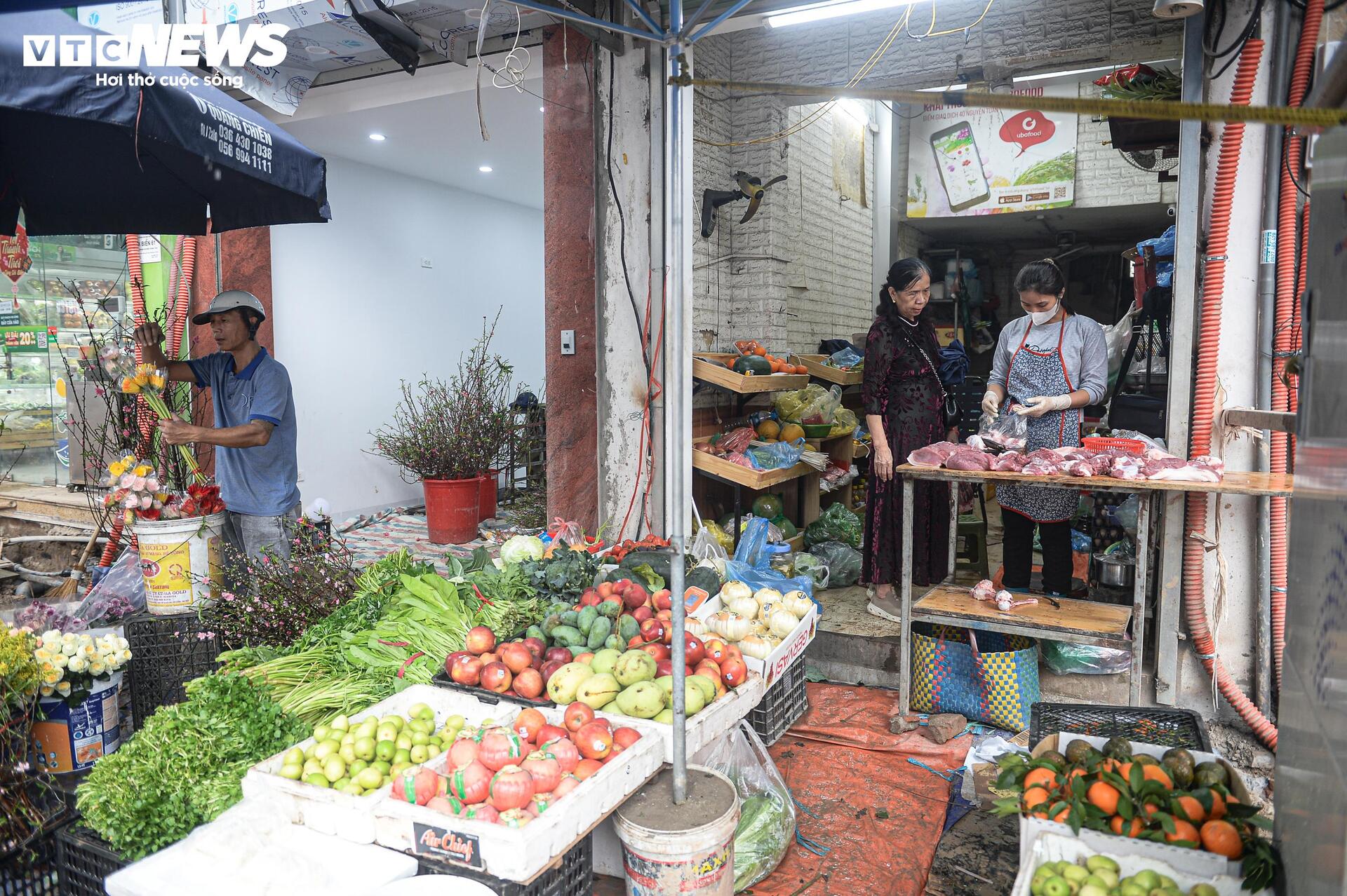 Dự án đường 400 tỷ ở Hà Nội ngổn ngang sau Tết, dân lội bùn, bắc ván vào nhà - Ảnh 16