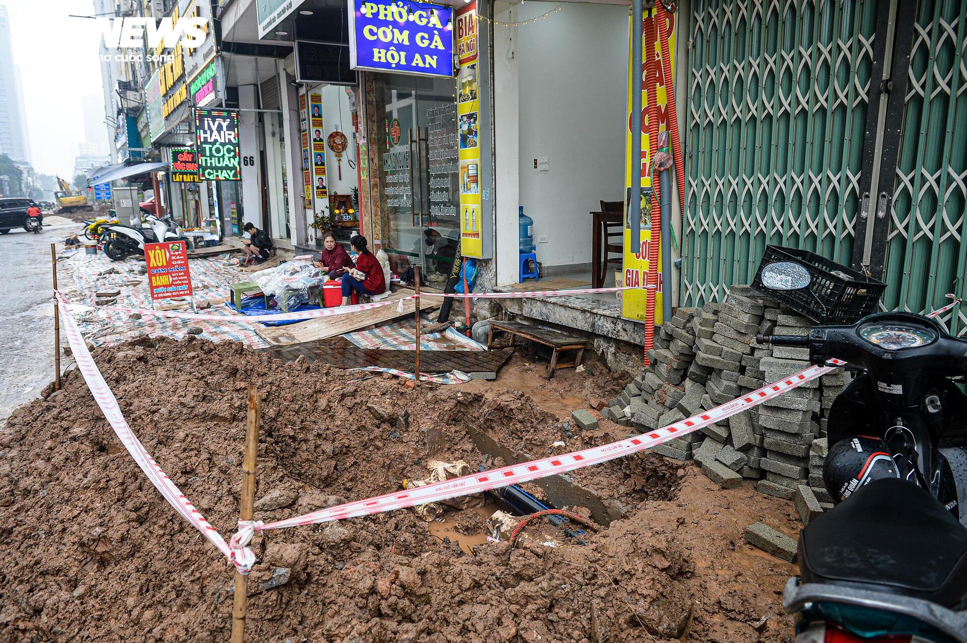 Dự án đường 400 tỷ ở Hà Nội ngổn ngang sau Tết, dân lội bùn, bắc ván vào nhà - Ảnh 14