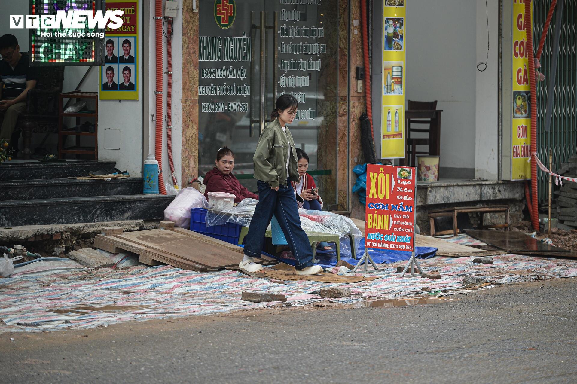 Dự án đường 400 tỷ ở Hà Nội ngổn ngang sau Tết, dân lội bùn, bắc ván vào nhà - Ảnh 15