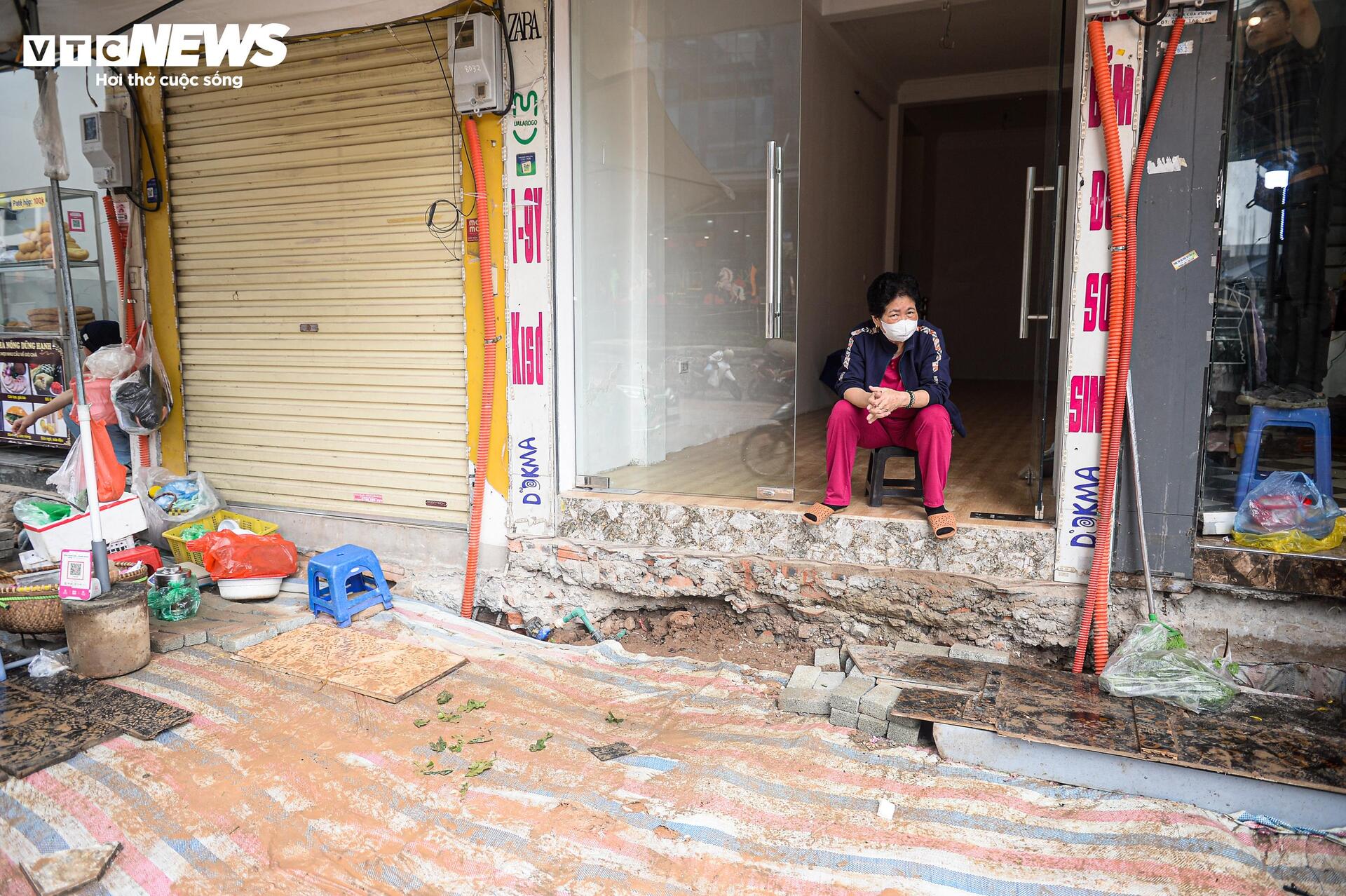 Dự án đường 400 tỷ ở Hà Nội ngổn ngang sau Tết, dân lội bùn, bắc ván vào nhà - Ảnh 12