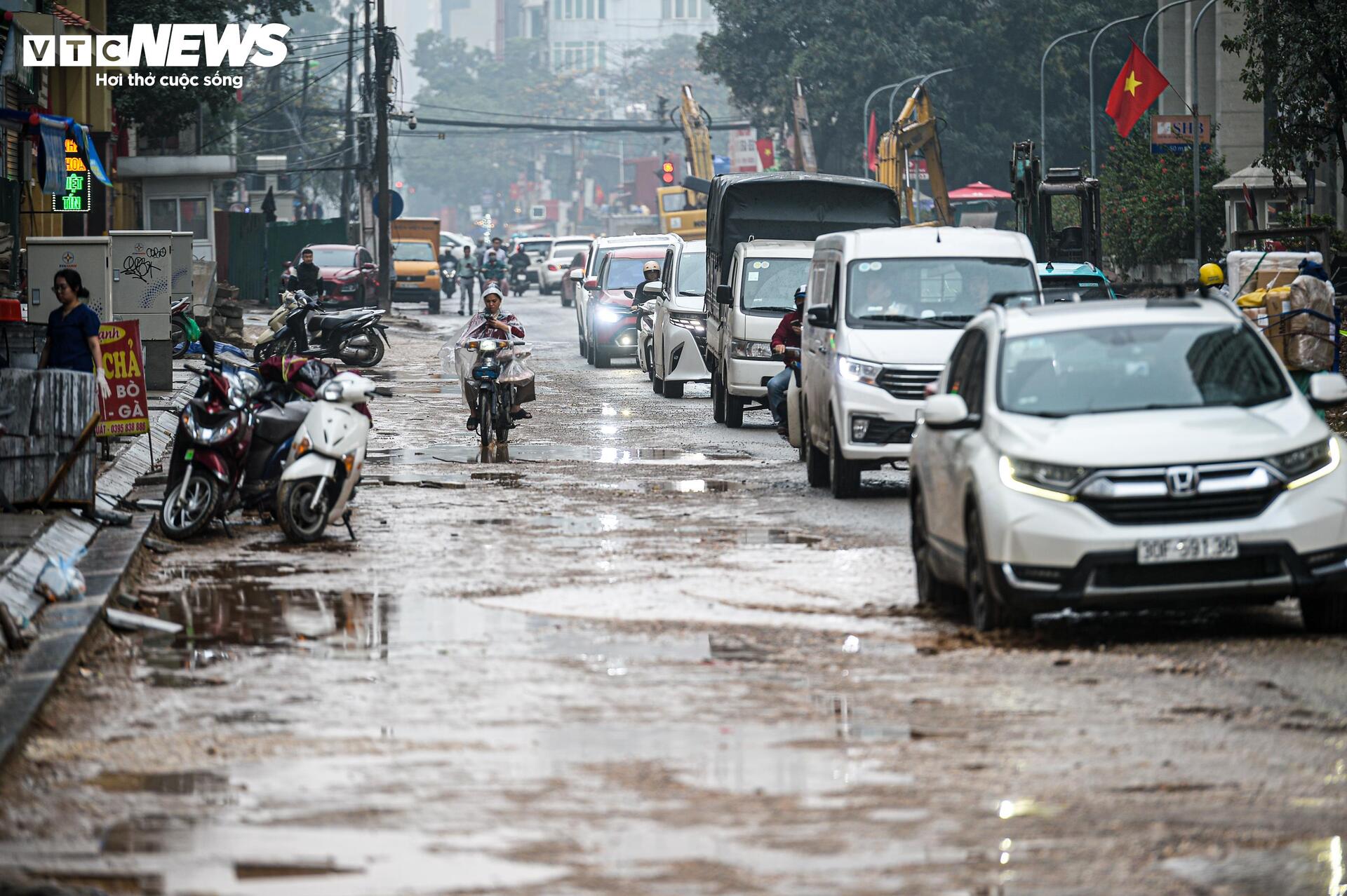 Dự án đường 400 tỷ ở Hà Nội ngổn ngang sau Tết, dân lội bùn, bắc ván vào nhà - Ảnh 18