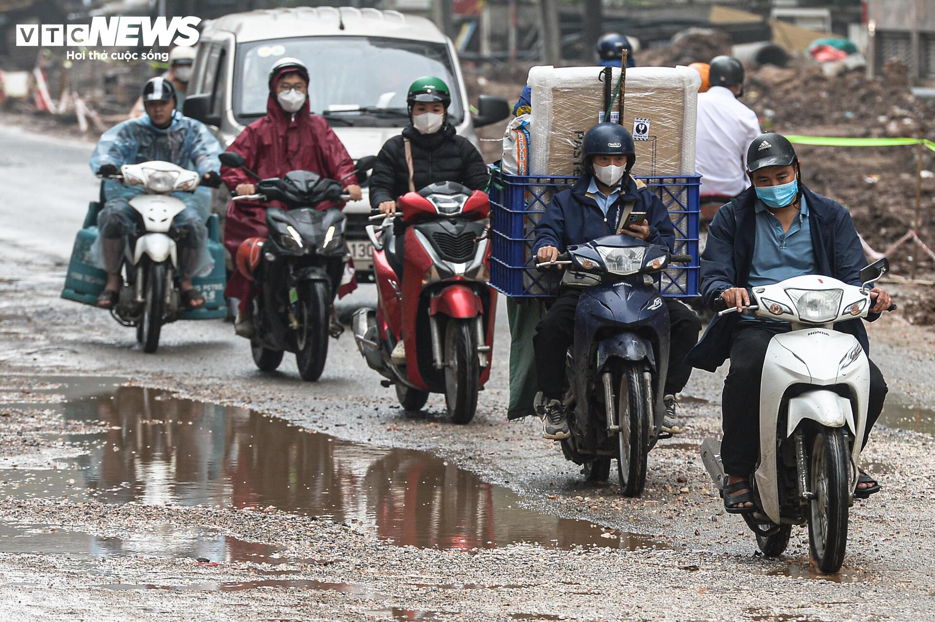 Dự án đường 400 tỷ ở Hà Nội ngổn ngang sau Tết, dân lội bùn, bắc ván vào nhà - Ảnh 17