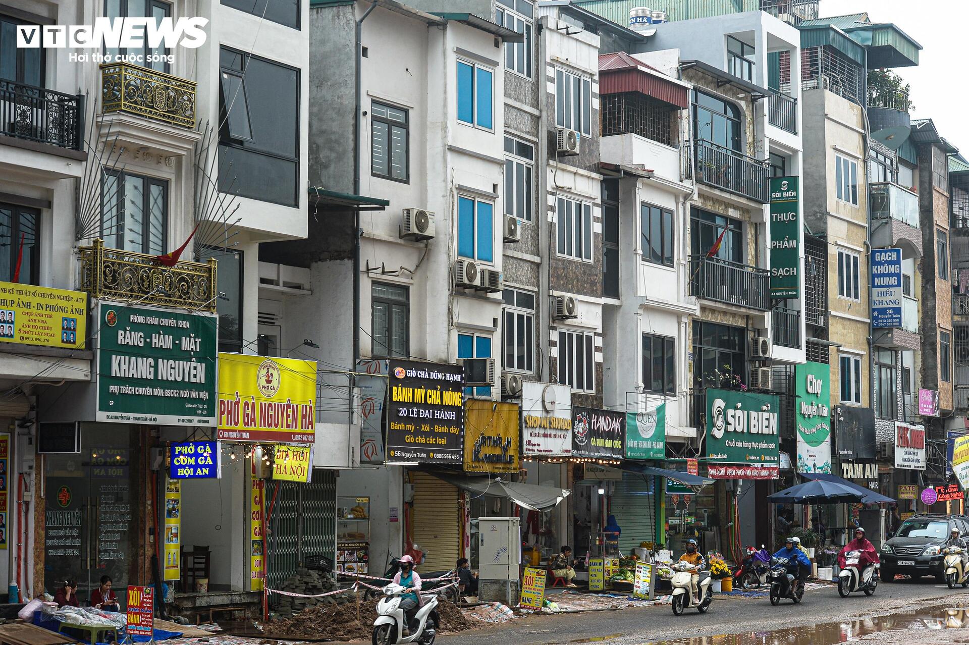 Dự án đường 400 tỷ ở Hà Nội ngổn ngang sau Tết, dân lội bùn, bắc ván vào nhà - Ảnh 19