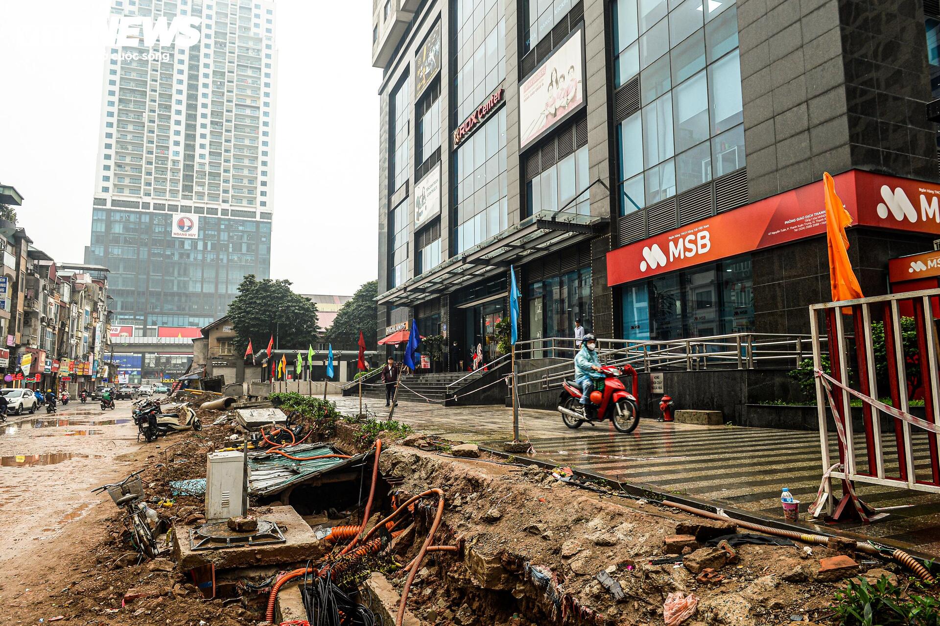 Dự án đường 400 tỷ ở Hà Nội ngổn ngang sau Tết, dân lội bùn, bắc ván vào nhà - Ảnh 2