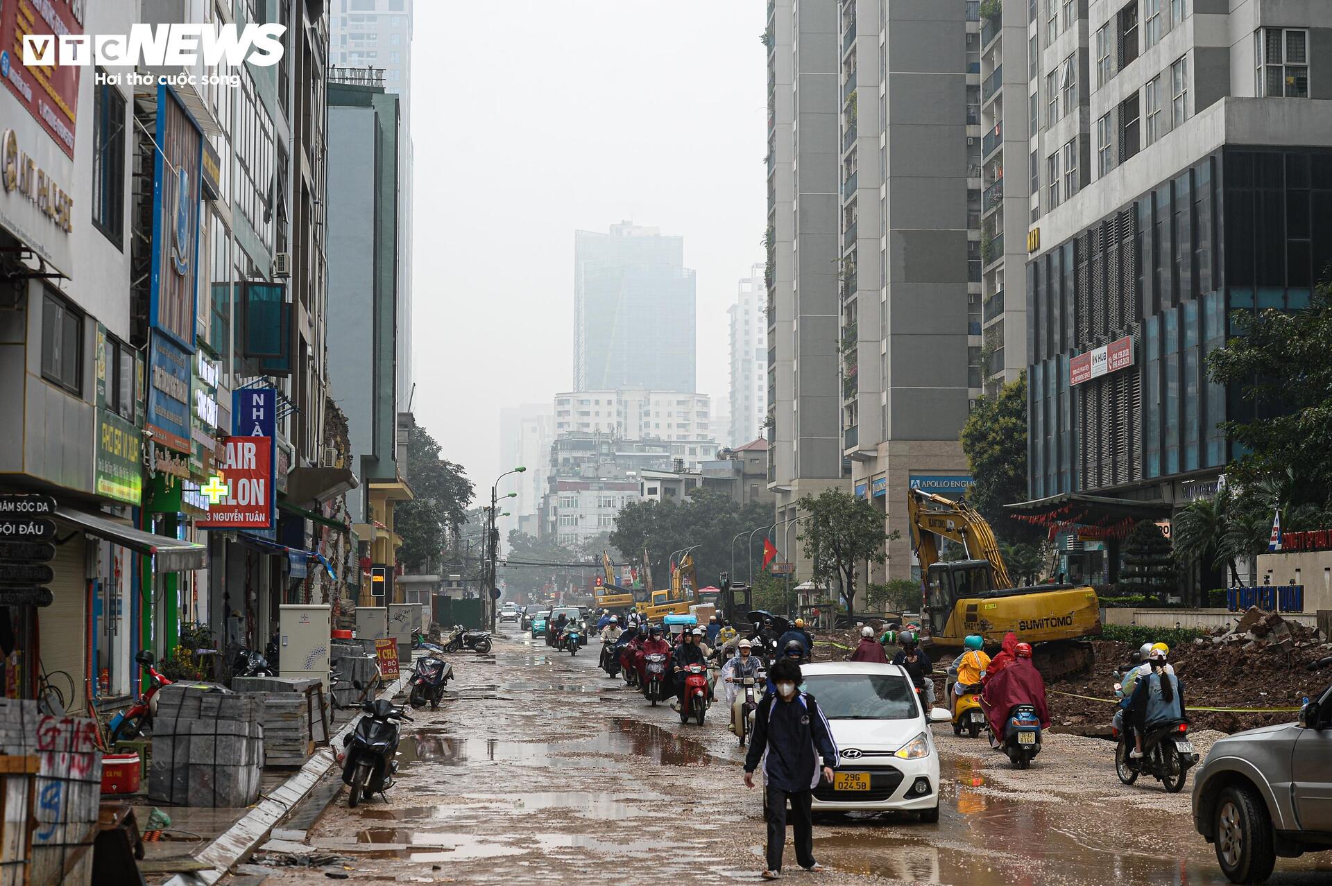 Dự án đường 400 tỷ ở Hà Nội ngổn ngang sau Tết, dân lội bùn, bắc ván vào nhà - Ảnh 20