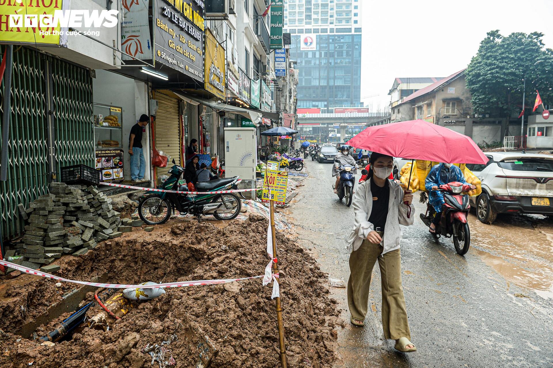 Dự án đường 400 tỷ ở Hà Nội ngổn ngang sau Tết, dân lội bùn, bắc ván vào nhà - Ảnh 5
