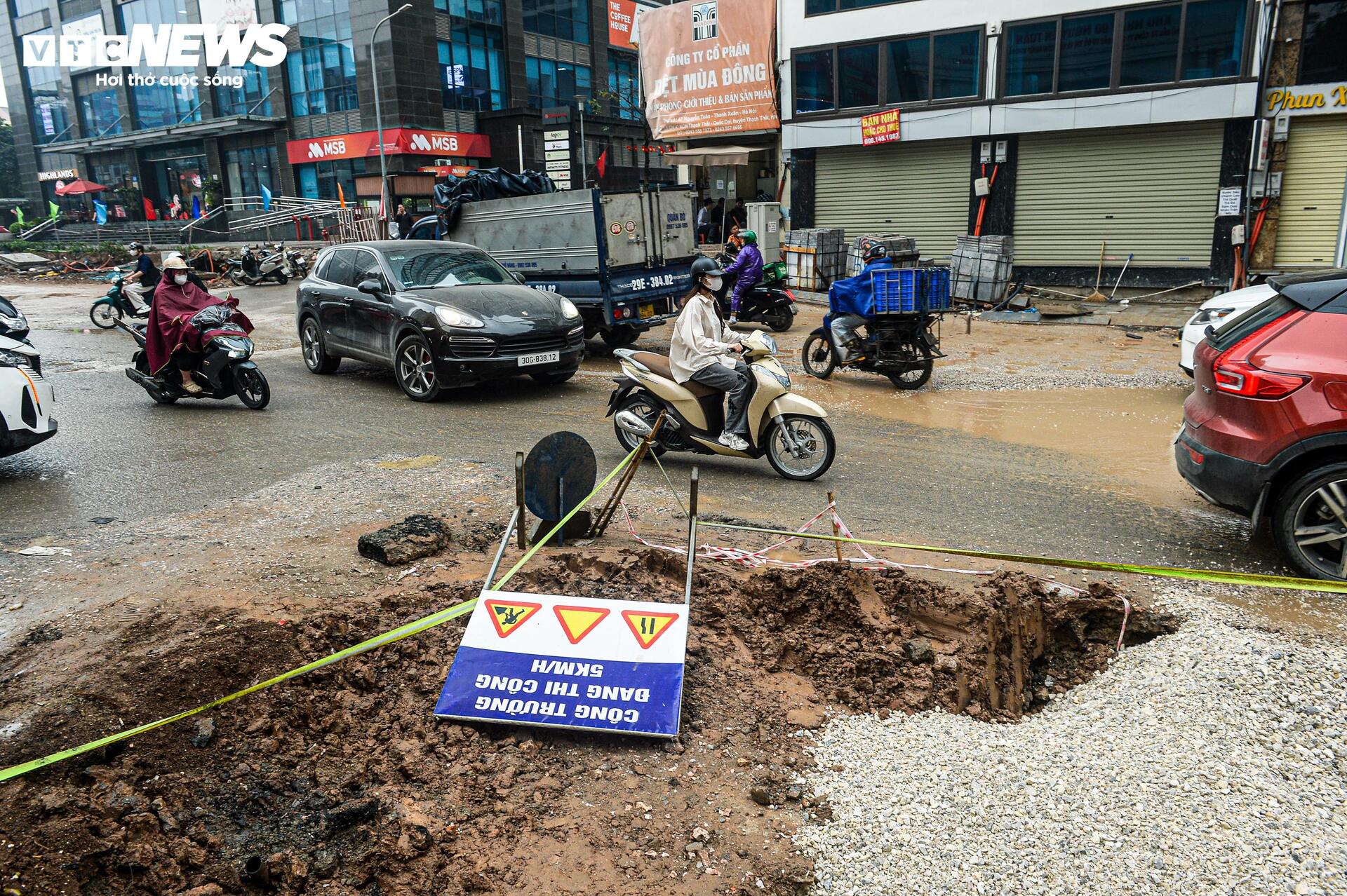 Dự án đường 400 tỷ ở Hà Nội ngổn ngang sau Tết, dân lội bùn, bắc ván vào nhà - Ảnh 7