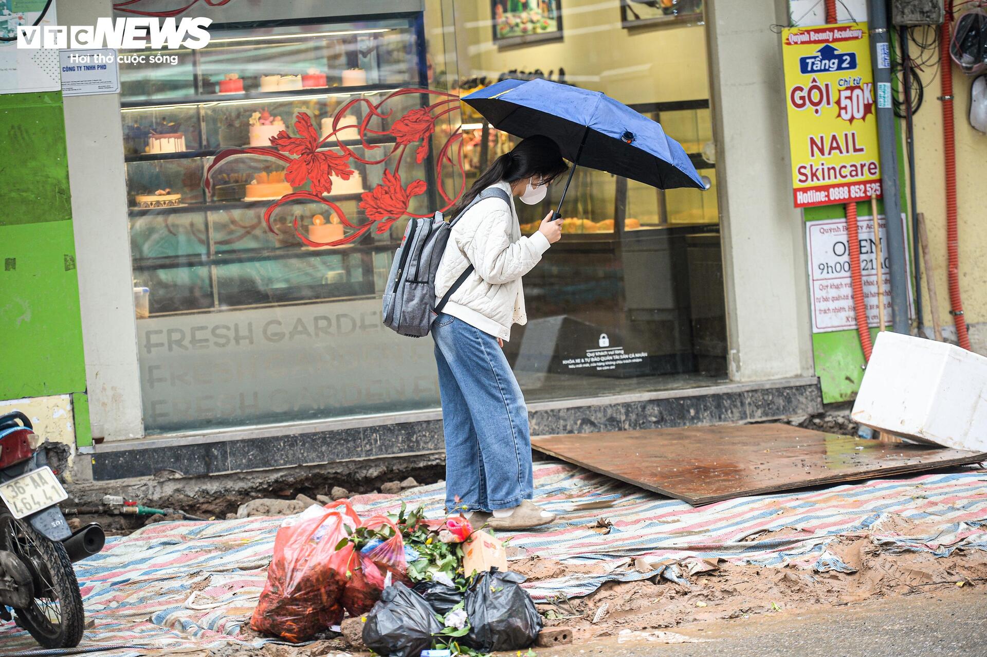 Dự án đường 400 tỷ ở Hà Nội ngổn ngang sau Tết, dân lội bùn, bắc ván vào nhà - Ảnh 10