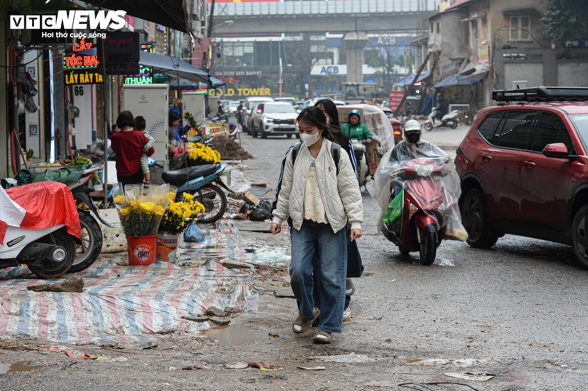 Dự án đường 400 tỷ ở Hà Nội ngổn ngang sau Tết, dân lội bùn, bắc ván vào nhà - Ảnh 11