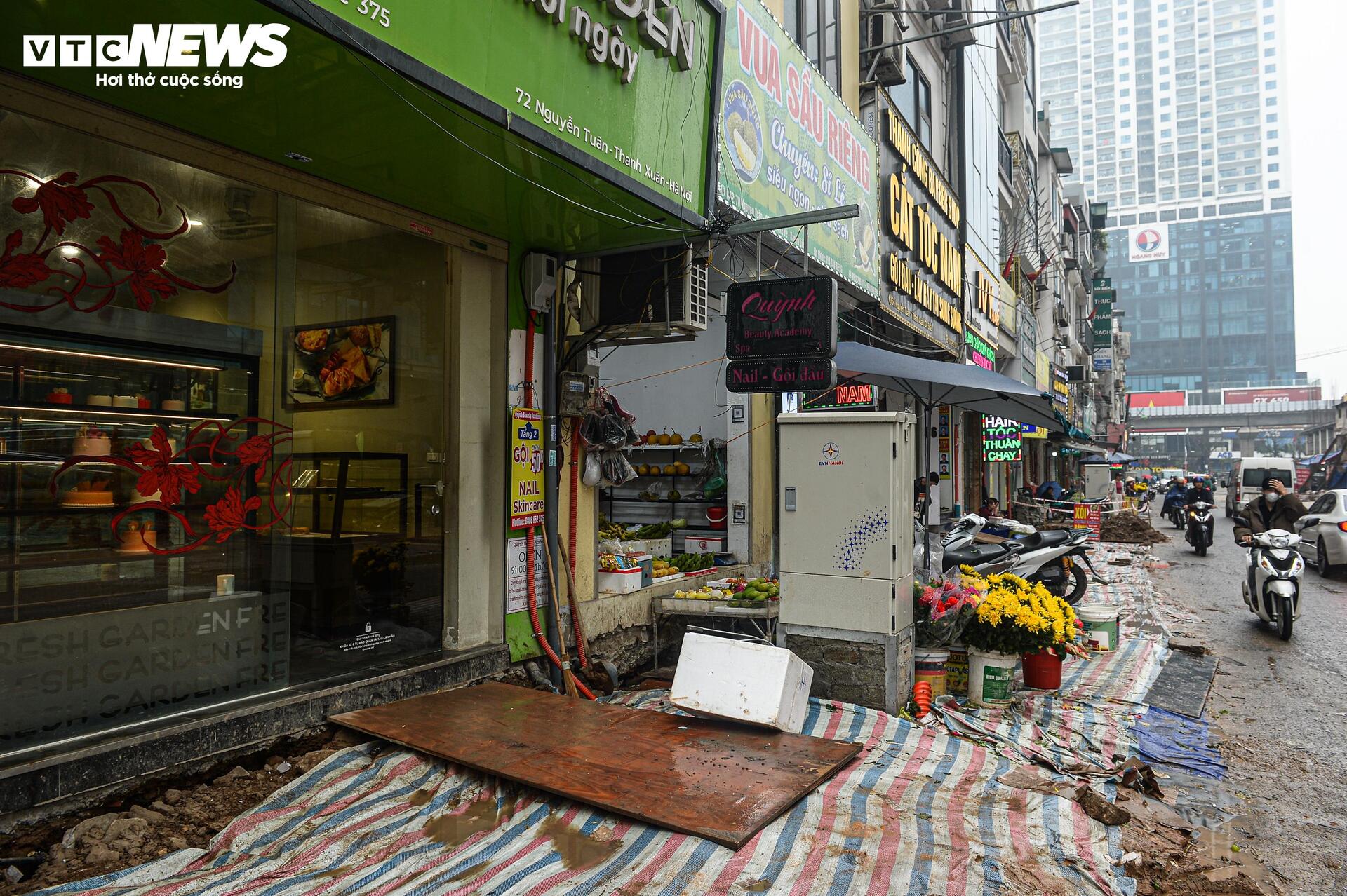 Dự án đường 400 tỷ ở Hà Nội ngổn ngang sau Tết, dân lội bùn, bắc ván vào nhà - Ảnh 3